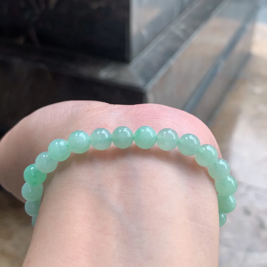 晴绿色翡翠手串

尺寸7