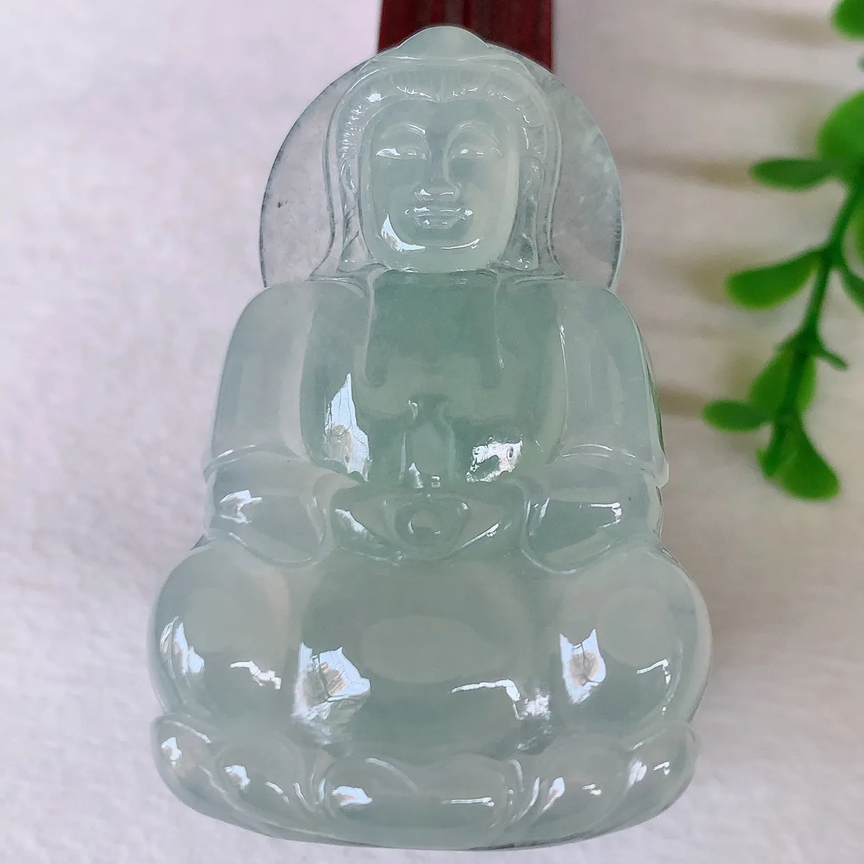 自然光实拍，冰种观音吊坠，赐福翡翠观音，冰透，起强玻璃光泽，观音面相慈祥，雕琢细致，佩戴气质！#05.8