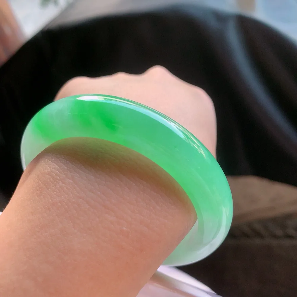 正圈阳绿 无瑕 尺寸:56.5/12.5/10 种色俱佳