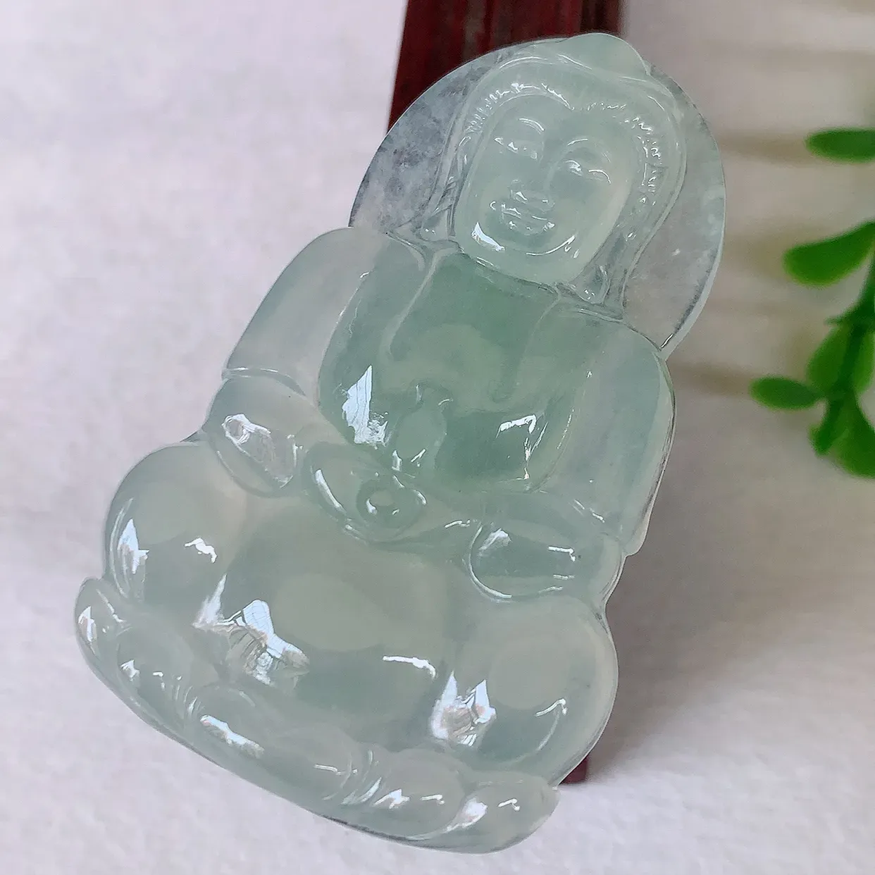 自然光实拍，冰种观音吊坠，赐福翡翠观音，冰透，起强玻璃光泽，观音面相慈祥，雕琢细致，佩戴气质！#05.8