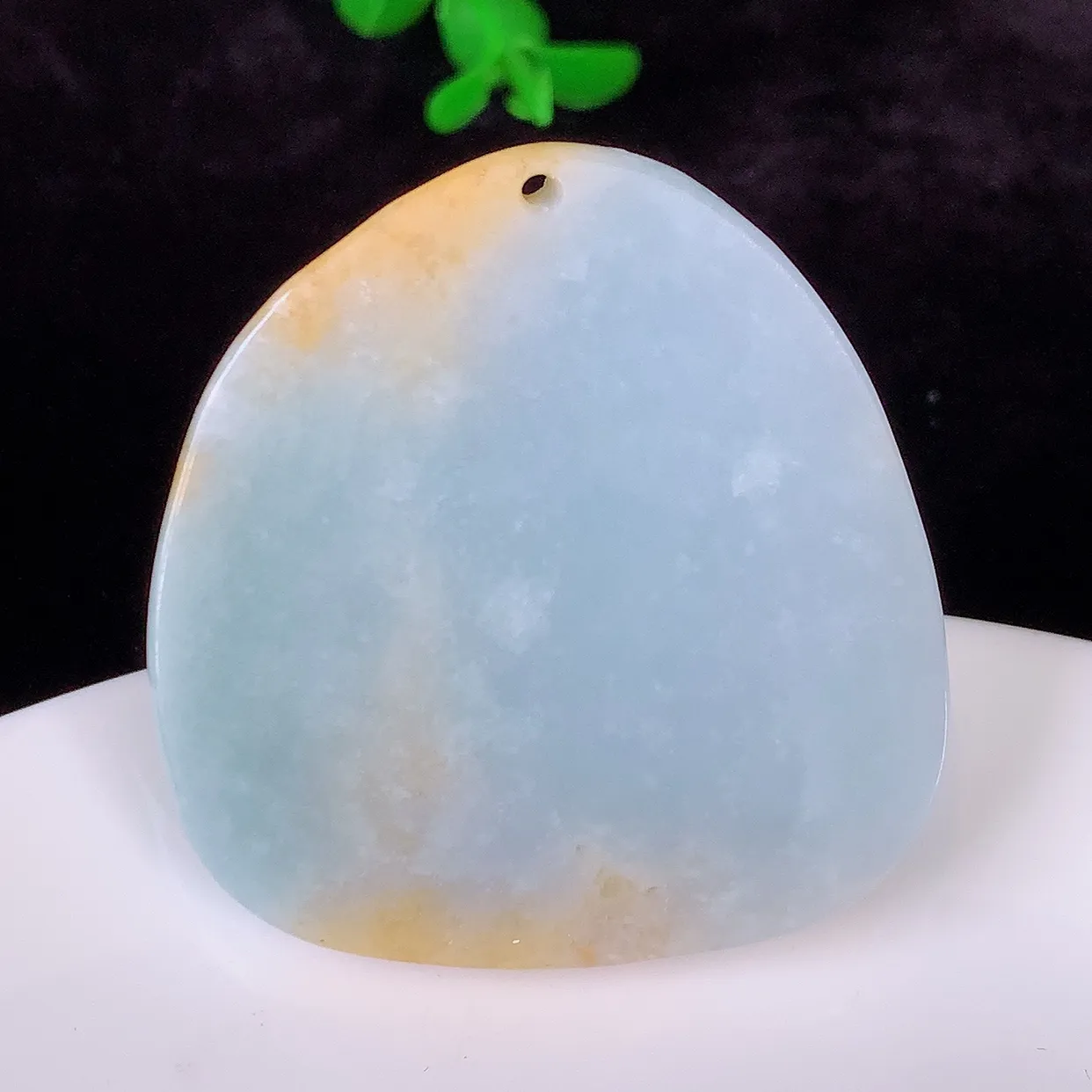 自然光实拍，特色黄翡双彩悟道吊坠，翡翠悟道寓意“祥和，安宁，吉祥，幸福”，佩戴效果优雅迷人，性价比超高！#60.8