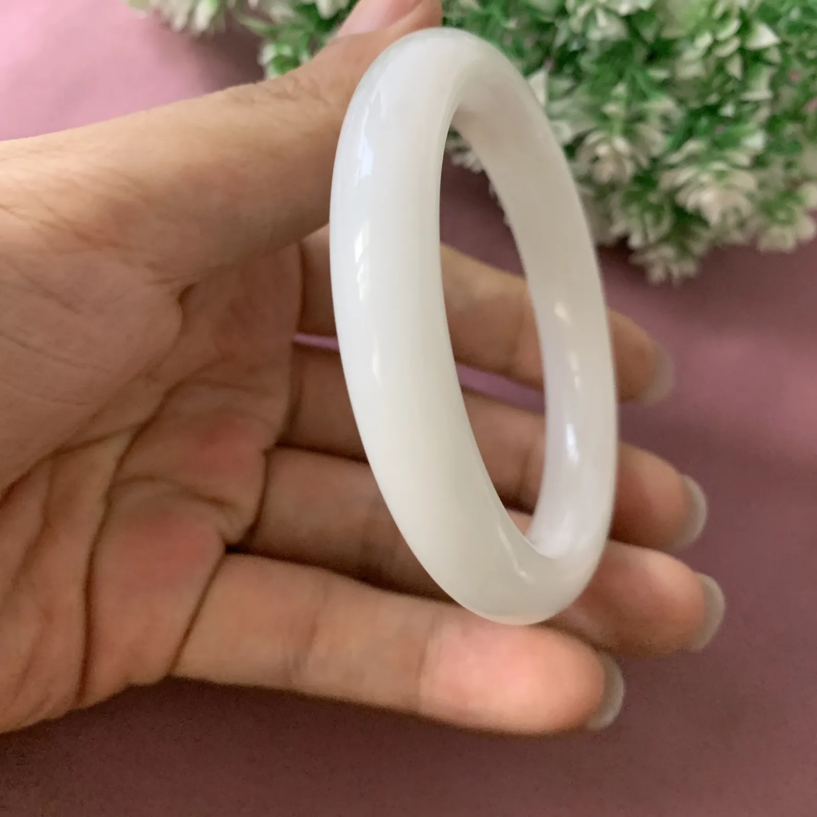 和田玉55圈口羊脂白手镯，圈口55宽12.3厚8.5重51克，品质好，料子好，脂粉好，细腻油润，佩戴端庄典雅，低调内涵