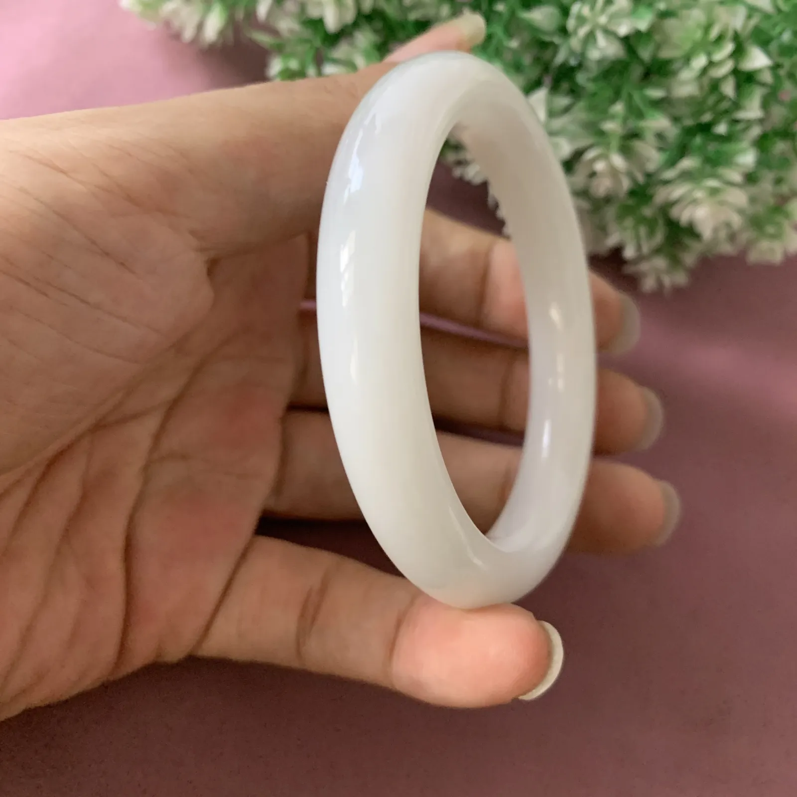 和田玉55圈口羊脂白手镯，圈口55宽12.3厚8.5重51克，品质好，料子好，脂粉好，细腻油润，佩戴端庄典雅，低调内涵