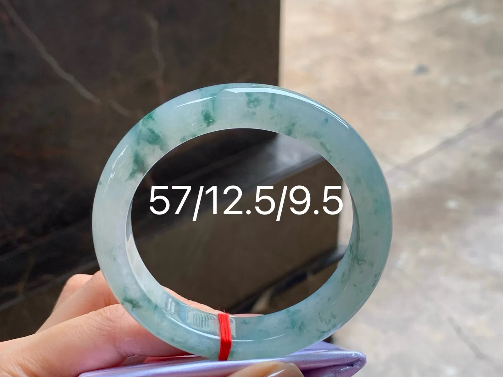 冰飘花手镯
水润清爽 57/12.5/9.5mm