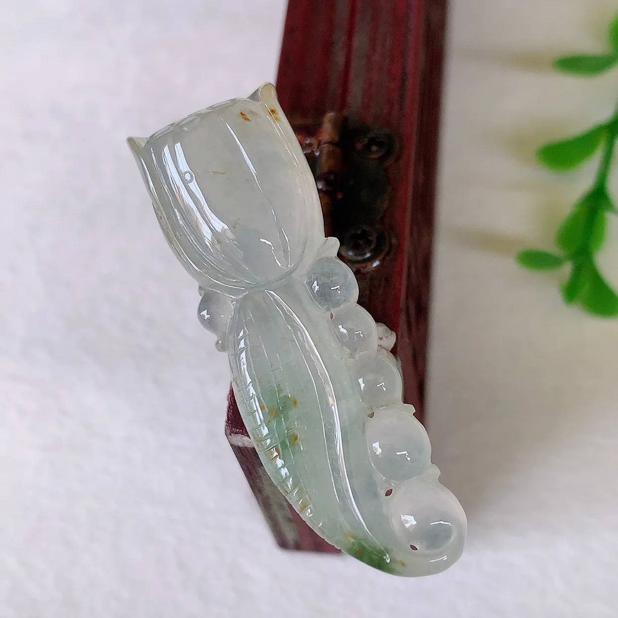 自然光实拍，冰飘花招财莲蓬翡翠吊坠，水润精细，寓意路路都通，有着促进事业有运！#01.8
