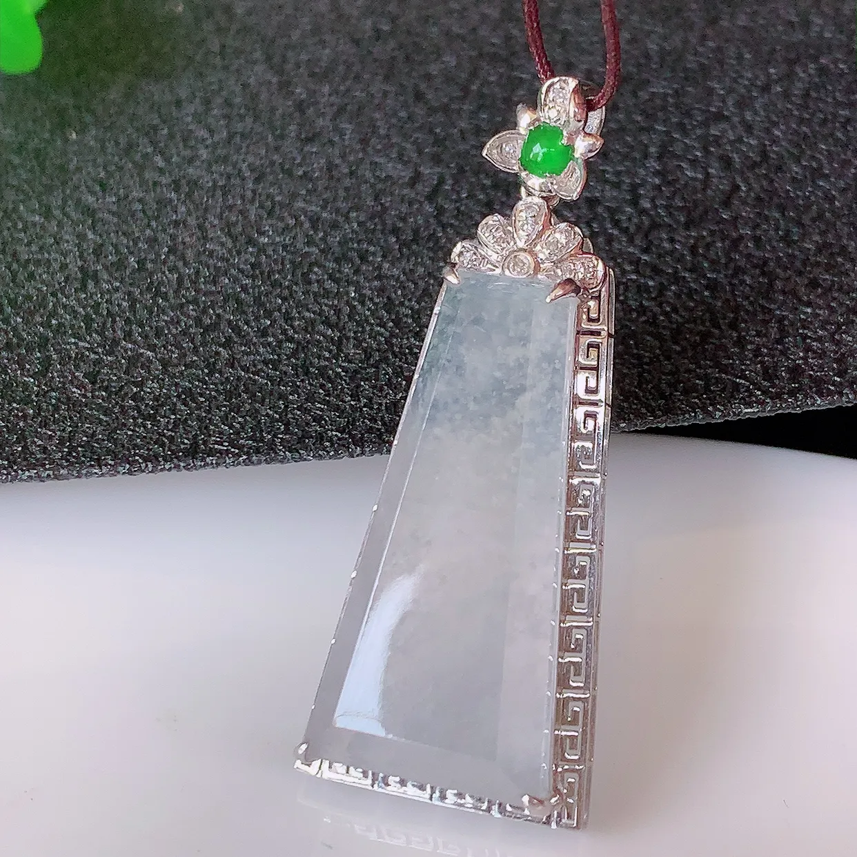 自然光实拍，18K金镶嵌冰种雪花棉意境平安无事牌吊坠，翡翠无事牌，平平安安，无事牌翠色灵动，佩戴平安时尚！#00.8整体38.5*15.8*6.8裸石26*12