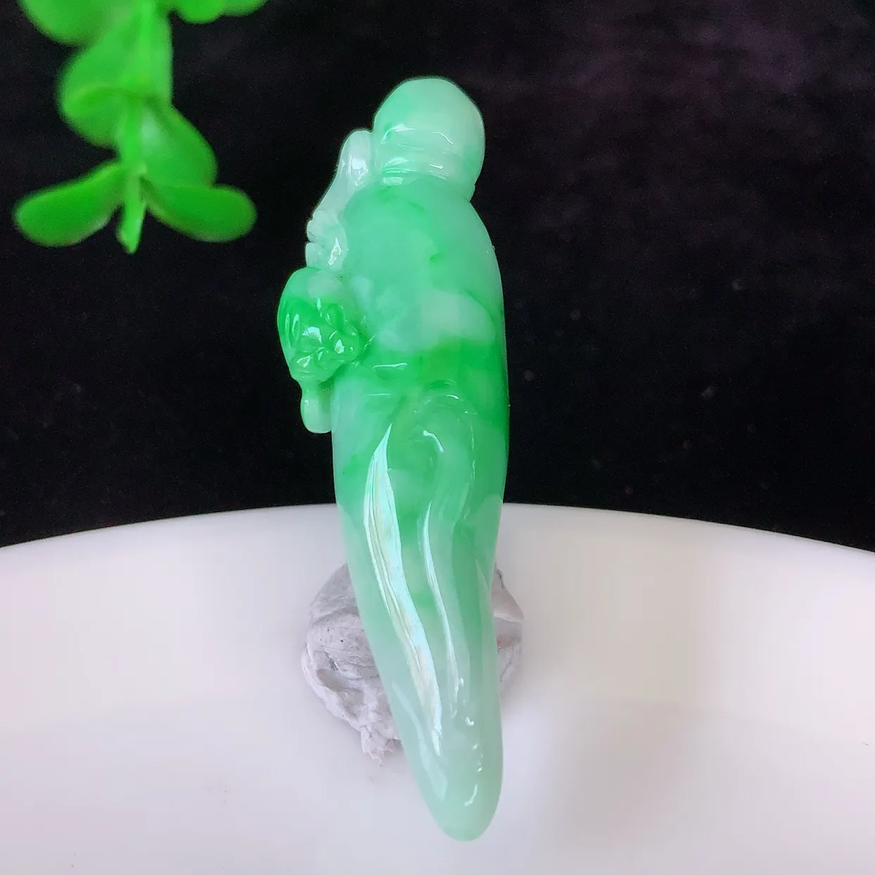 自然光实拍，冰润飘绿翡翠人生如意人参吊坠，种老水足，雕工精湛 ，寓意美好，佩戴时尚出众！#05.8