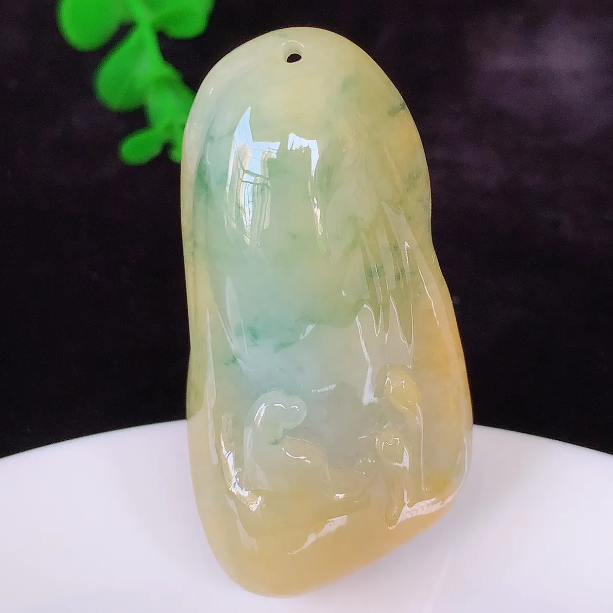 自然光实拍，特色黄加绿悟道吊坠，翡翠悟道寓意“祥和，安宁，吉祥，幸福”，佩戴效果优雅迷人，性价比超高