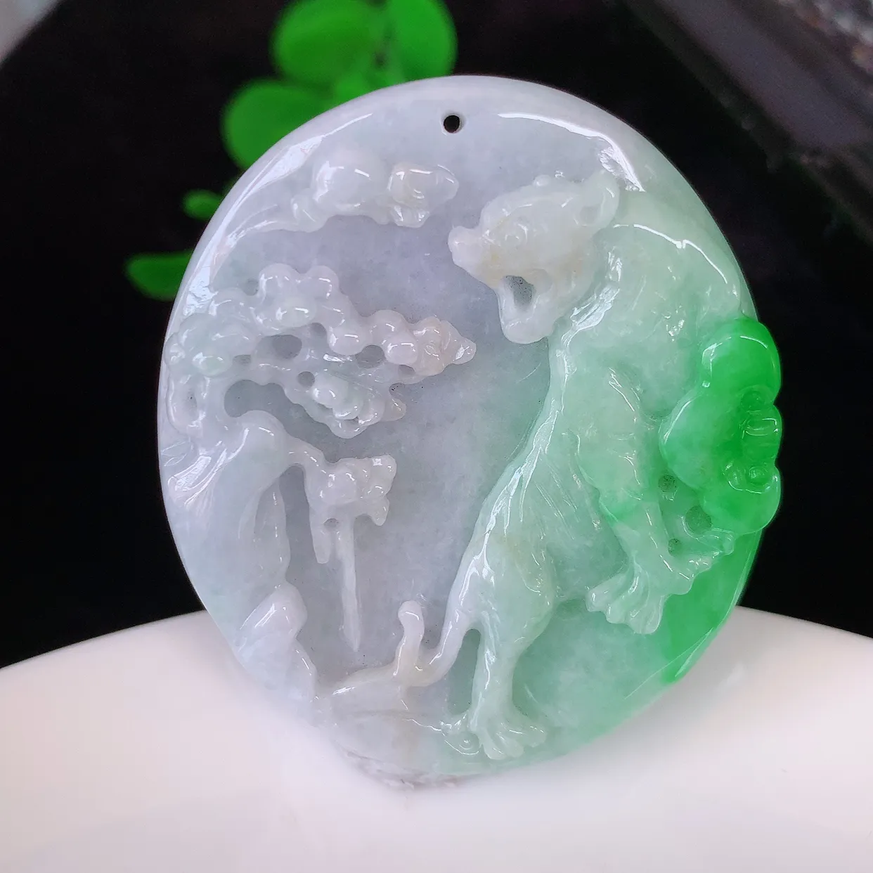 自然光实拍，冰润飘阳绿翡翠生肖虎牌吊坠，种老水足，雕工精湛 ，寓意美好，佩戴时尚出众！#05.8