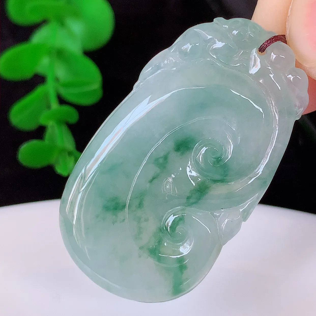 自然光实拍，冰飘花翡翠如意吊坠，冰透，翠色灵动，饱满，万事如意，如意一生，配戴精美！#57.8