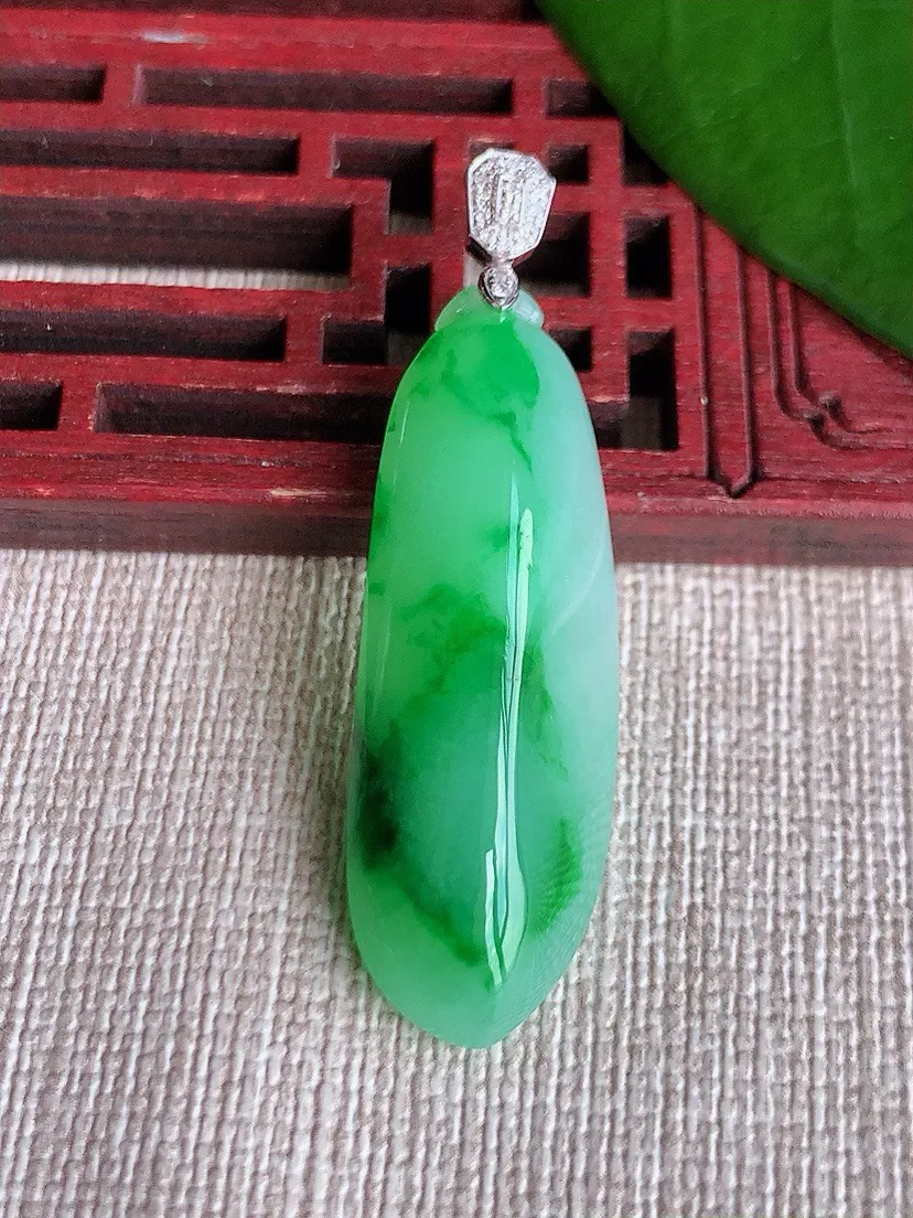 a货翡翠老坑冰种18K金镶嵌飘绿福瓜吊坠 尺寸44.2×37×12.7×9mm 重量7.95g 07