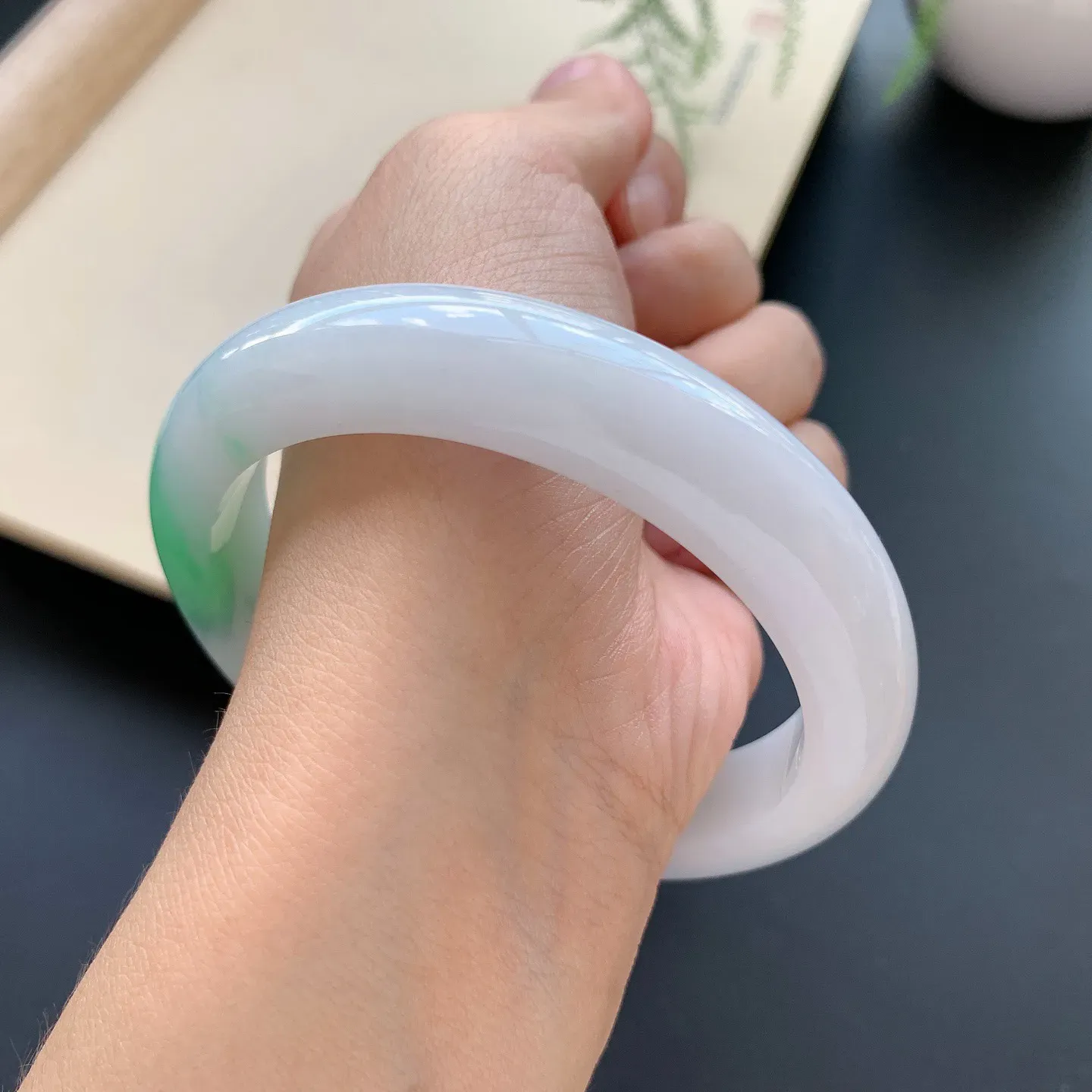 飘绿正圈手镯 尺寸：60-12.8-8.8，无纹裂，细腻光滑，色泽靓丽，