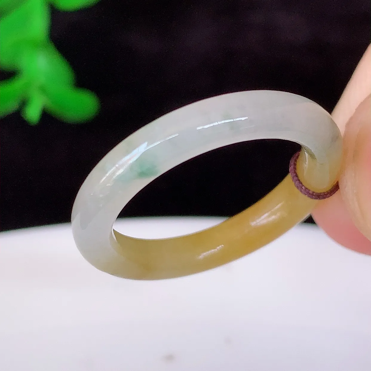 自然光实拍，17mm内径黄加绿三彩翡翠指环，玉戒指，玉质莹润，好精美好冰润的指环，14圈口，上手纤巧！#1.8