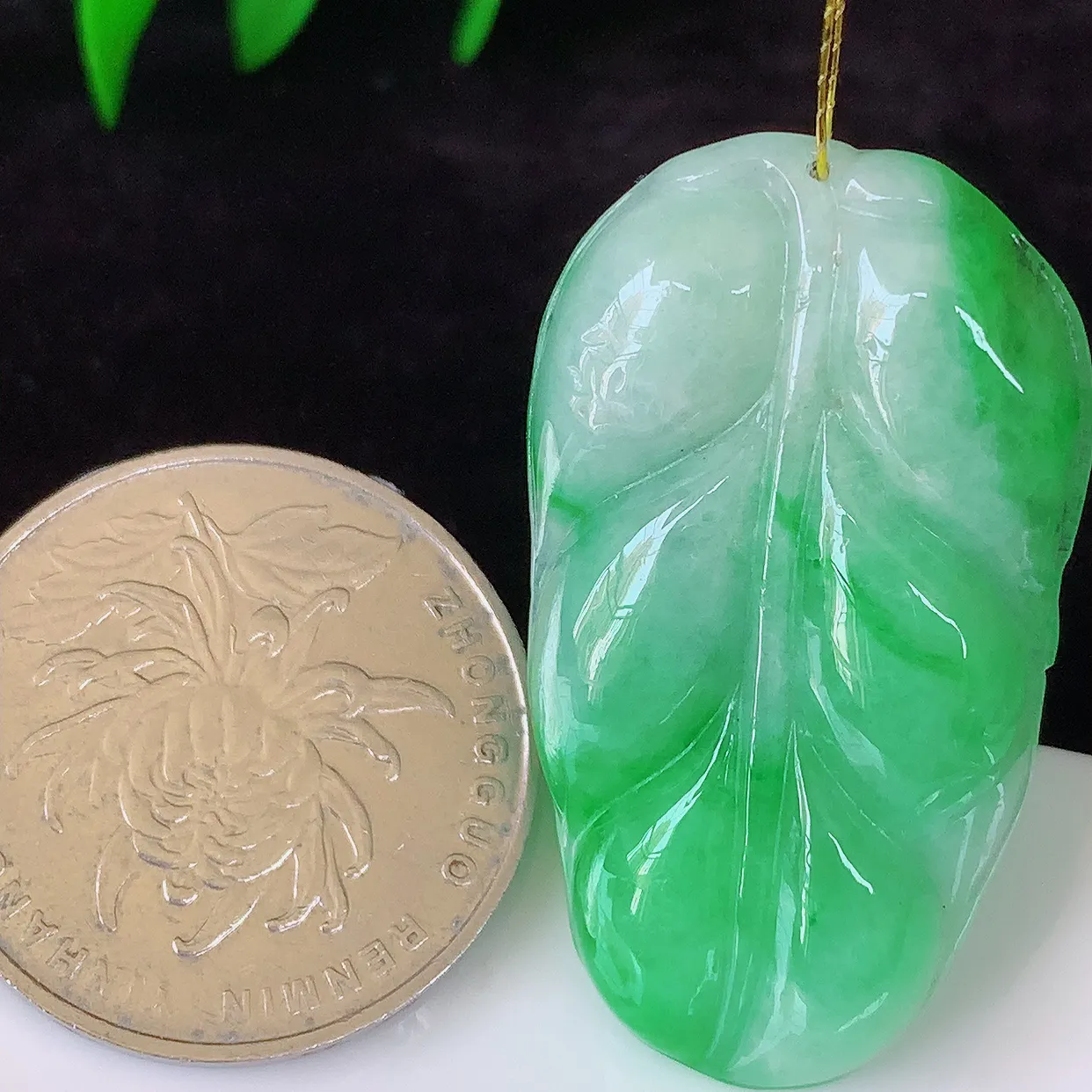 自然光实拍，冰润飘阳绿叶子翡翠吊坠 ，种水足，色泽清新，工艺精湛，叶子寓意美好；金枝玉叶，事业有成。#35.8尺寸36.5*21-5
