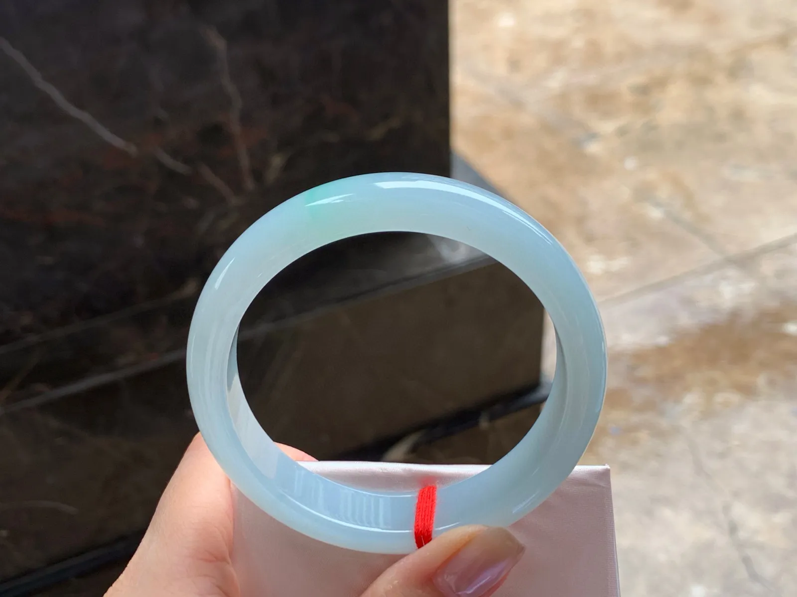 冰飘色大圈手镯
水润清爽 60/14/8mm