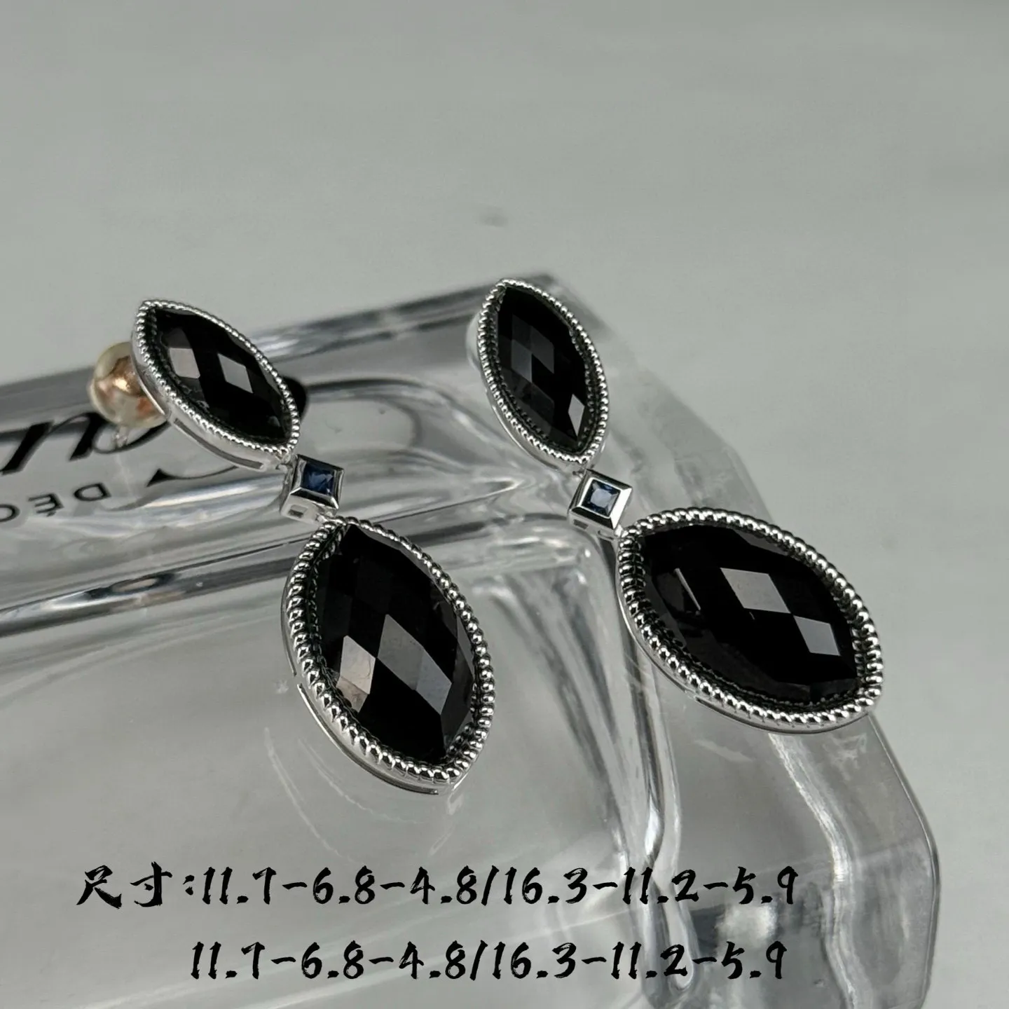 精品墨翠耳坠 种好色正 黑度极好 打灯通透 油性十足 尺寸11.7