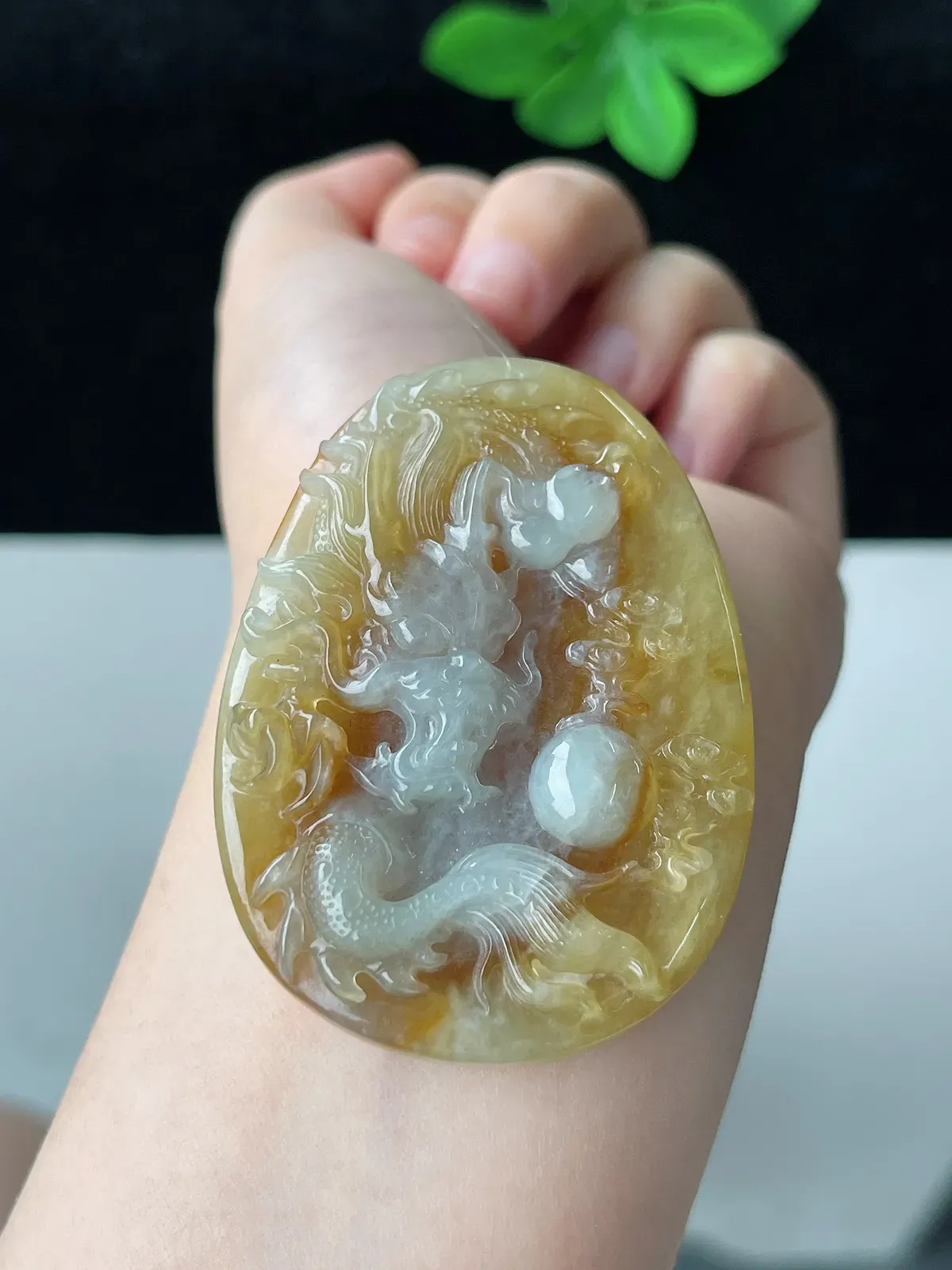 翡翠糯化种黄色龙牌
