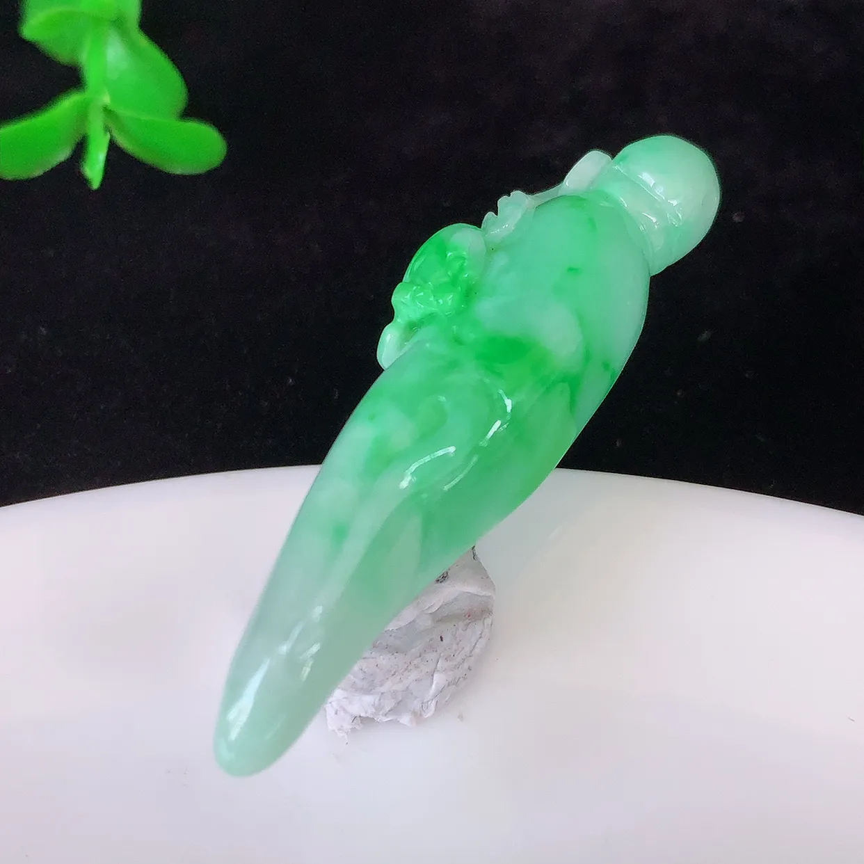 自然光实拍，冰润飘绿翡翠人生如意人参吊坠，种老水足，雕工精湛 ，寓意美好，佩戴时尚出众！#05.8