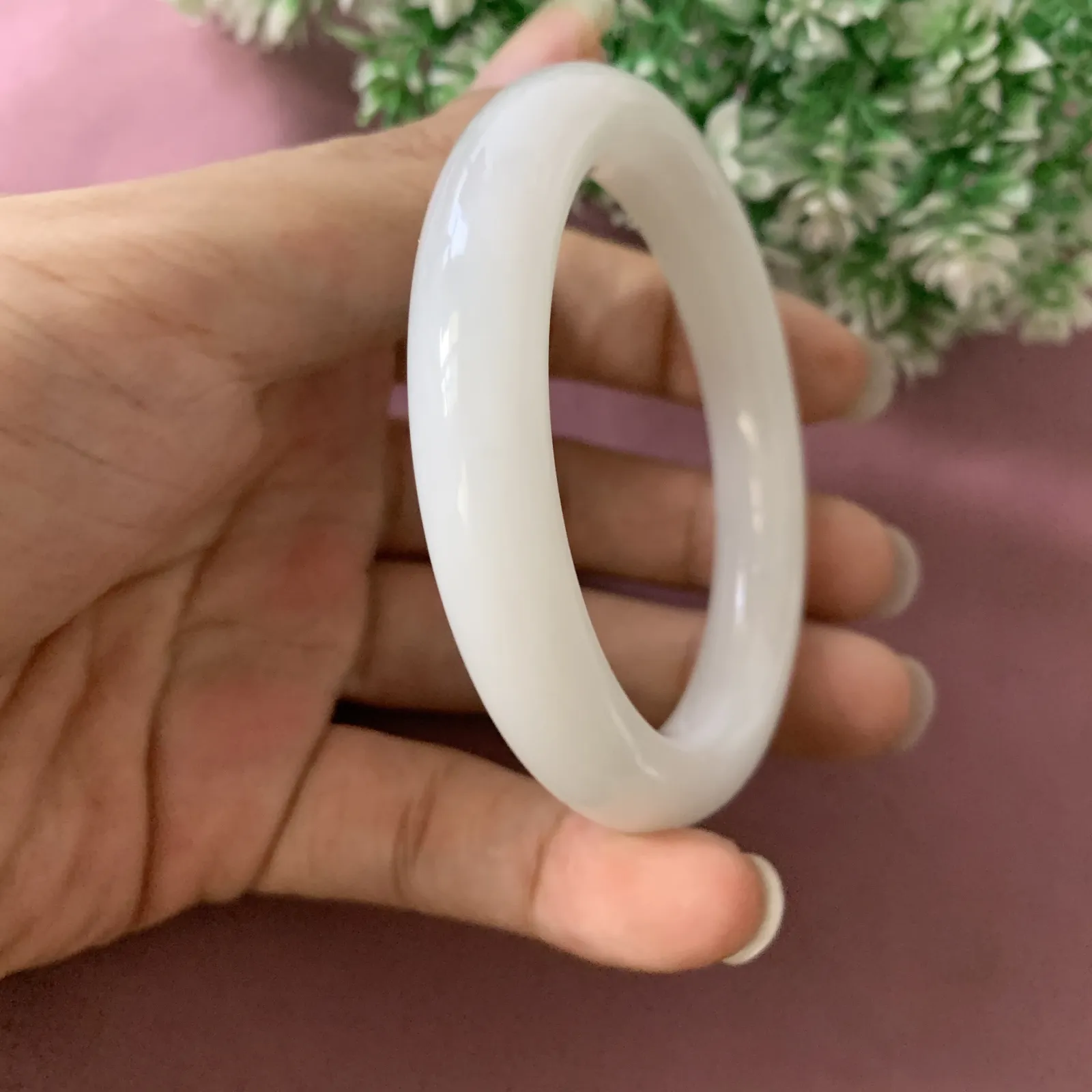 和田玉55圈口羊脂白手镯，圈口55宽12.3厚8.5重51克，品质好，料子好，脂粉好，细腻油润，佩戴端庄典雅，低调内涵