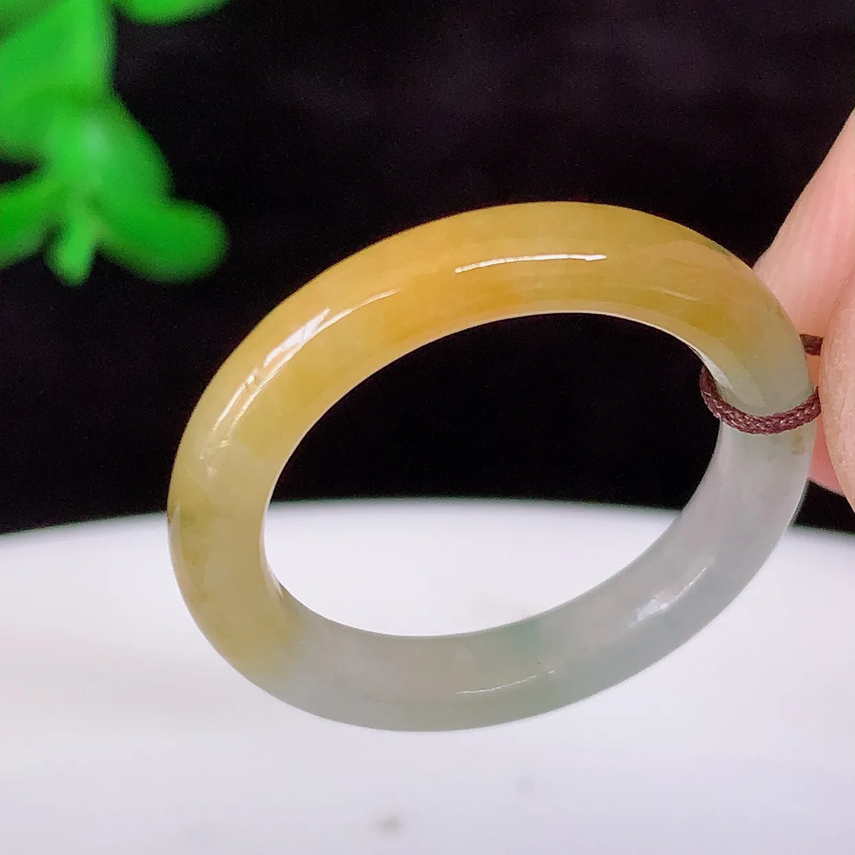 自然光实拍，17mm内径黄加绿三彩翡翠指环，玉戒指，玉质莹润，好精美好冰润的指环，14圈口，上手纤巧