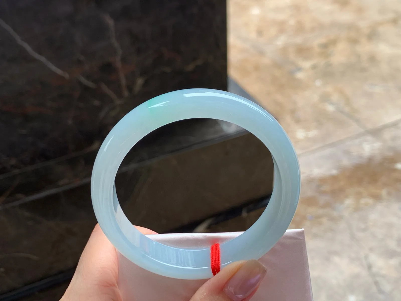 冰飘色大圈手镯
水润清爽 60/14/8mm