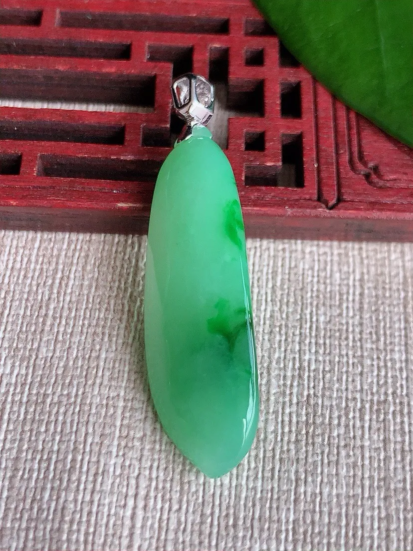 a货翡翠老坑冰种18K金镶嵌飘绿福瓜吊坠 尺寸44.2×37×12.7×9mm 重量7.95g 0709