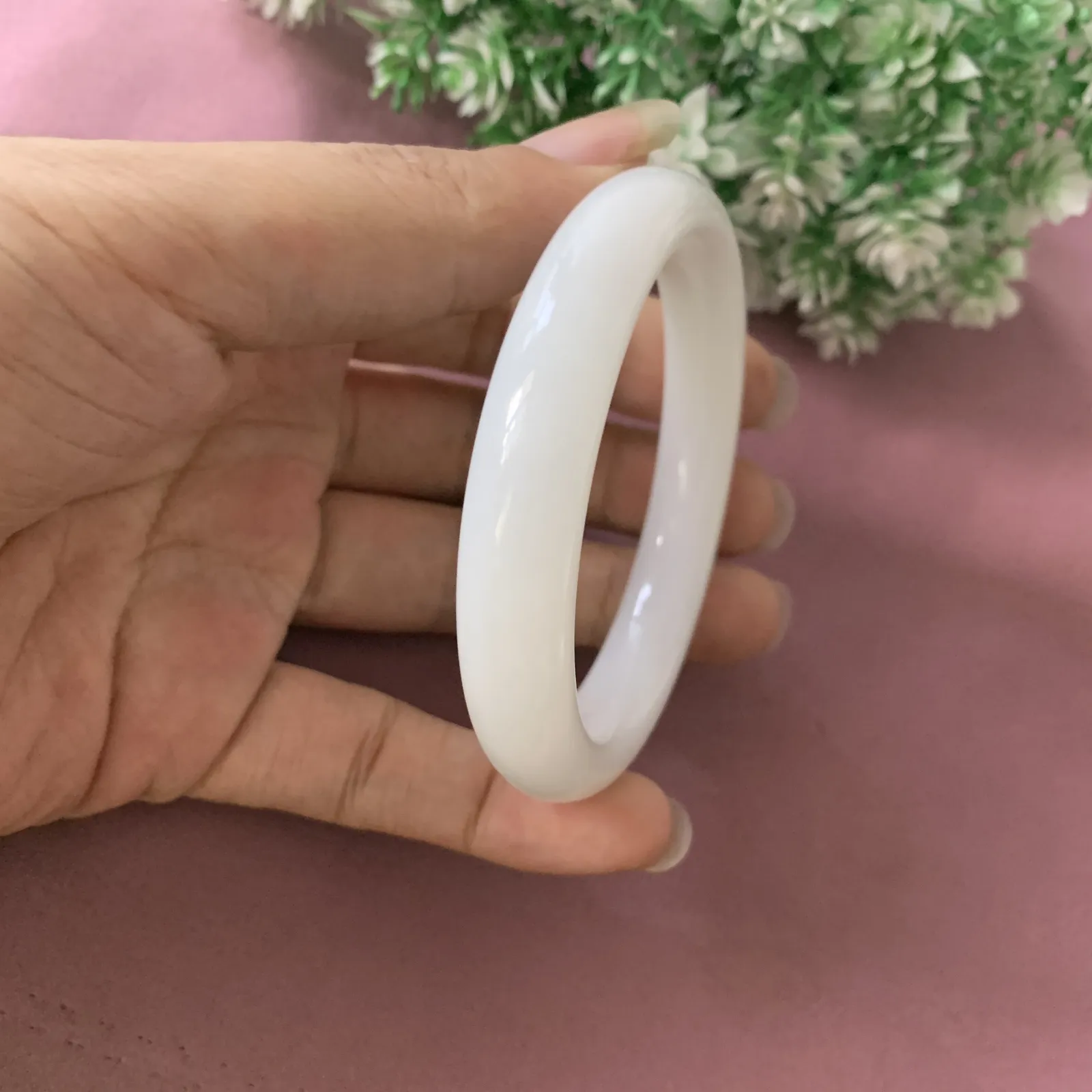和田玉54.5圈口羊脂白手镯，圈口54.5宽11.3重46.3克，品质好，料子好，脂粉好，细腻油润，佩戴端庄典雅，低调内涵