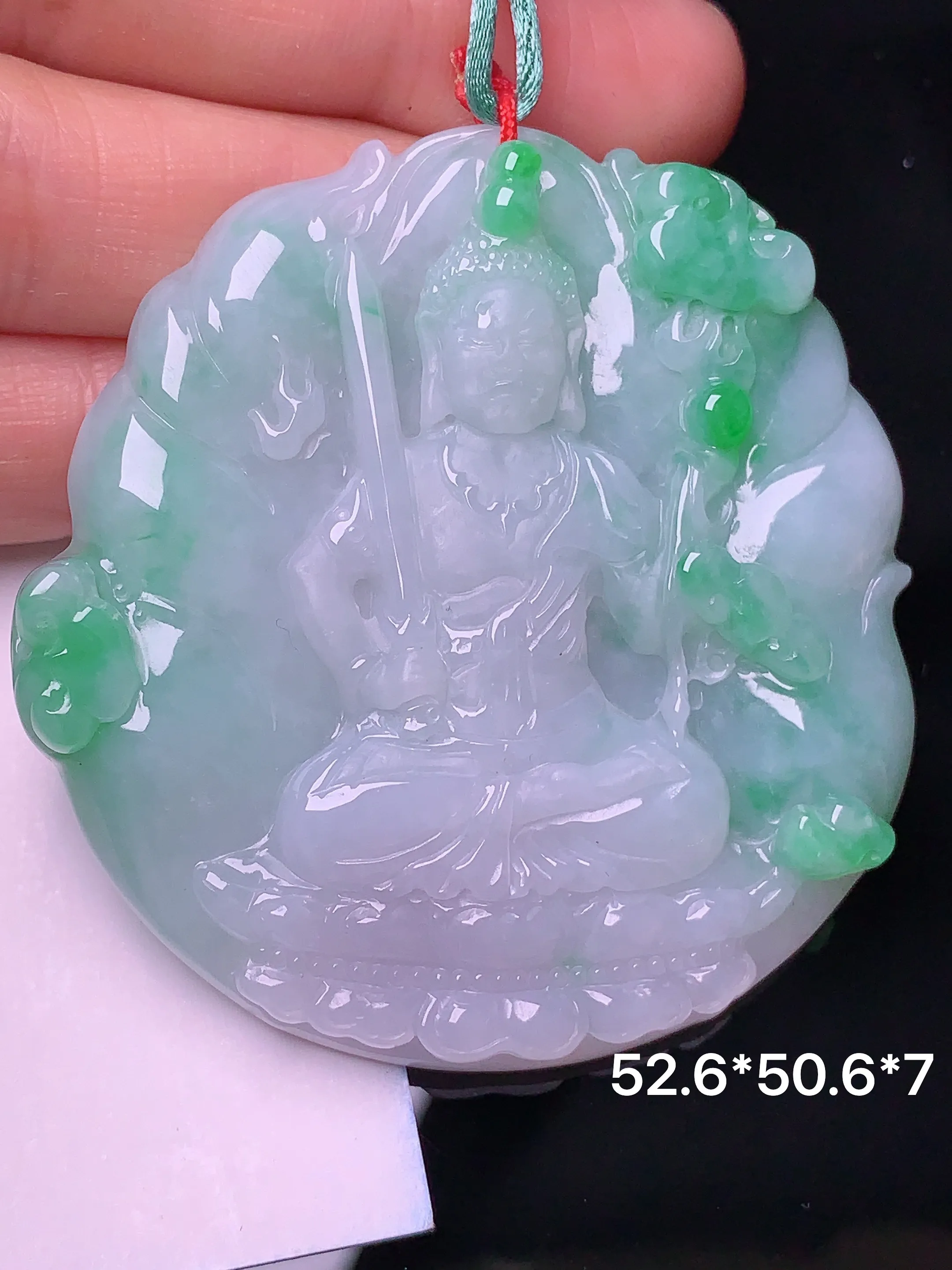 飘绿不动冥王吊坠 玉质细腻 水润亮眼 整体尺寸52.6*50.6*7