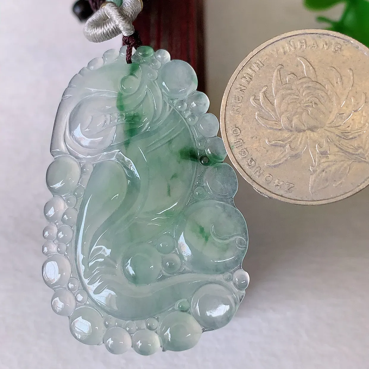 自然光实拍，冰种飘花龙腾盛世、龙牌翡翠吊坠，种水好，雕工立体精致，佩戴霸气时尚！#018