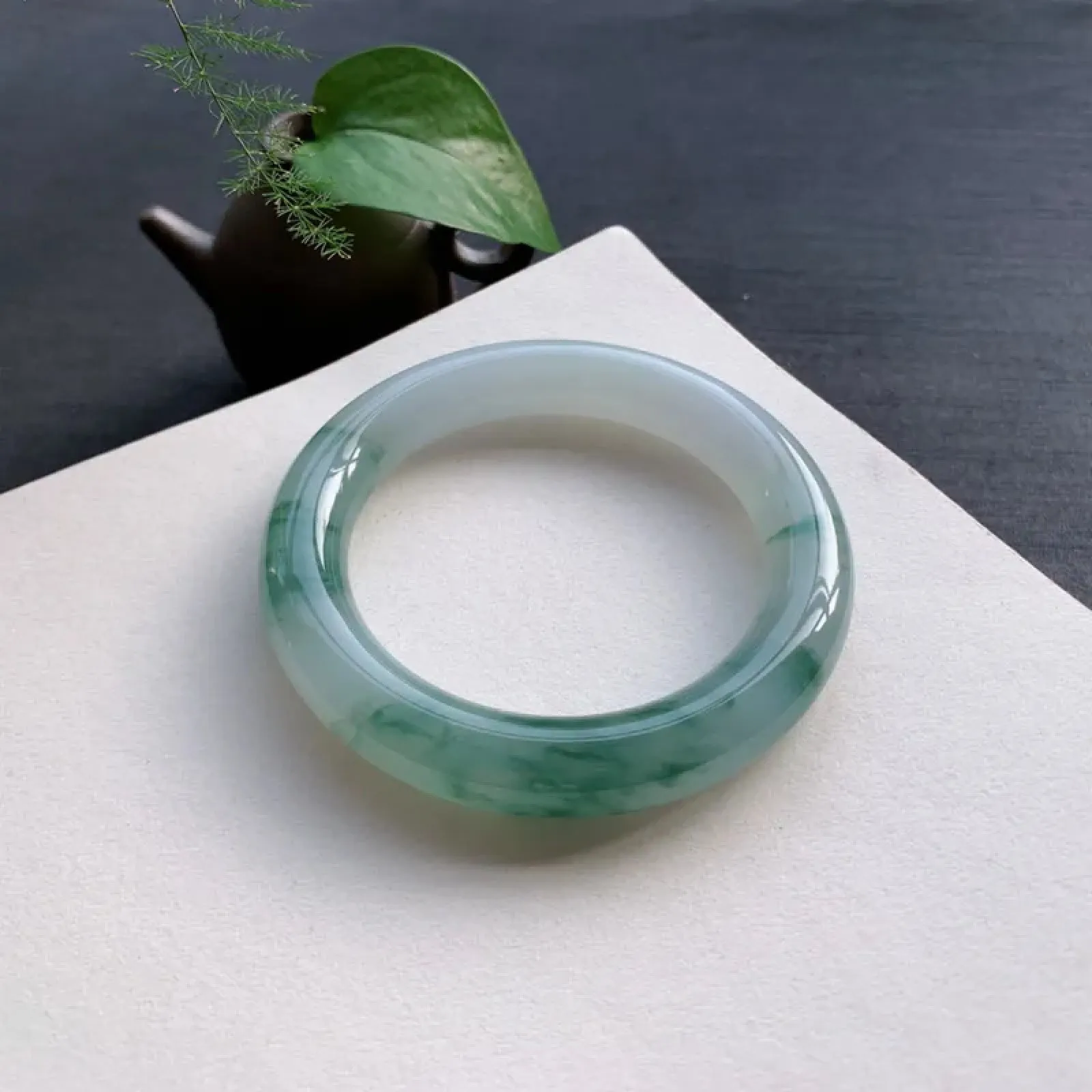 56-57圈口可戴，冰润飘花圆条手镯，尺寸：56/11.6/11.4。细腻水润，花色飘逸灵动，细棉纹
