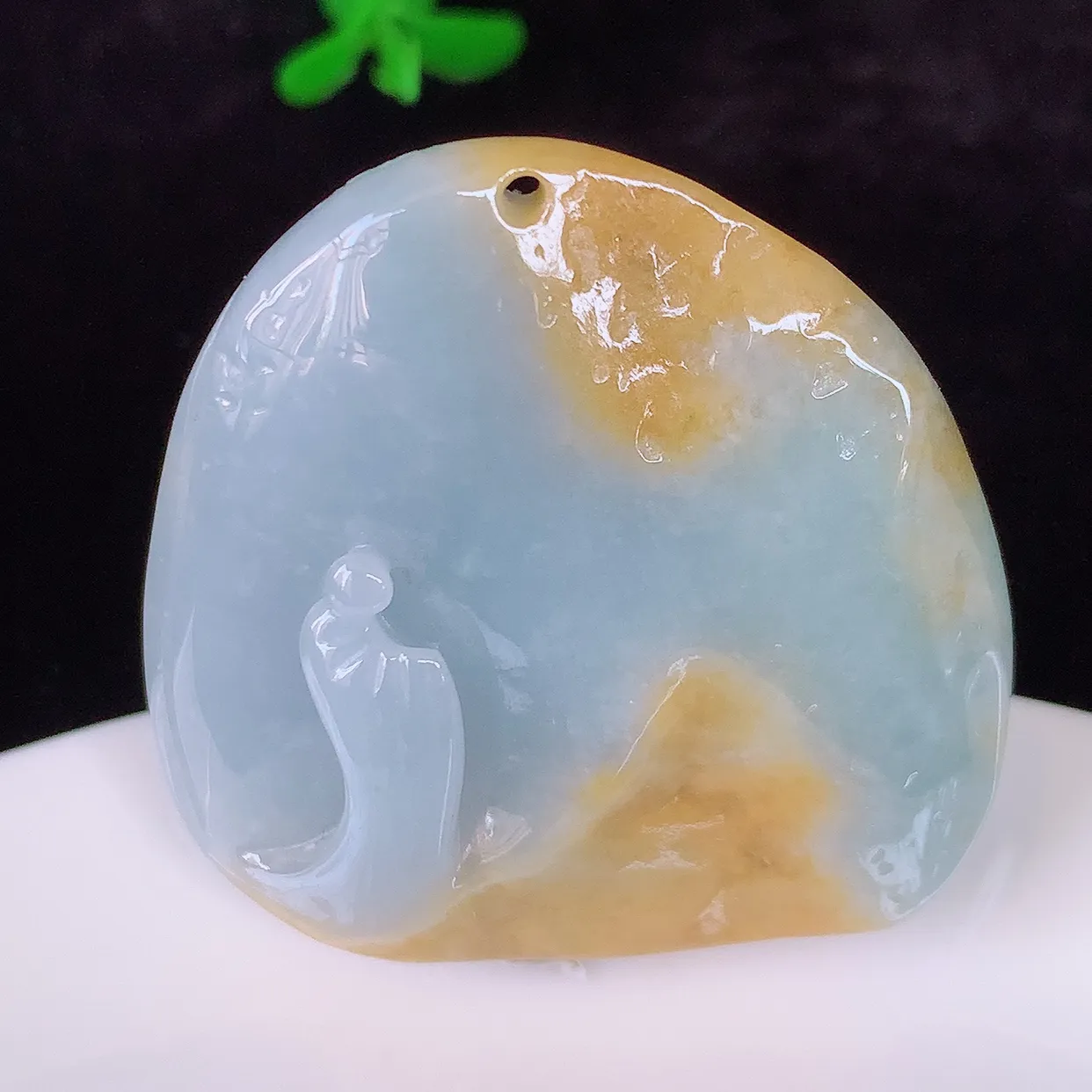 自然光实拍，特色黄翡双彩悟道吊坠，翡翠悟道寓意“祥和，安宁，吉祥，幸福”，佩戴效果优雅迷人，性价比超高！#60.8
