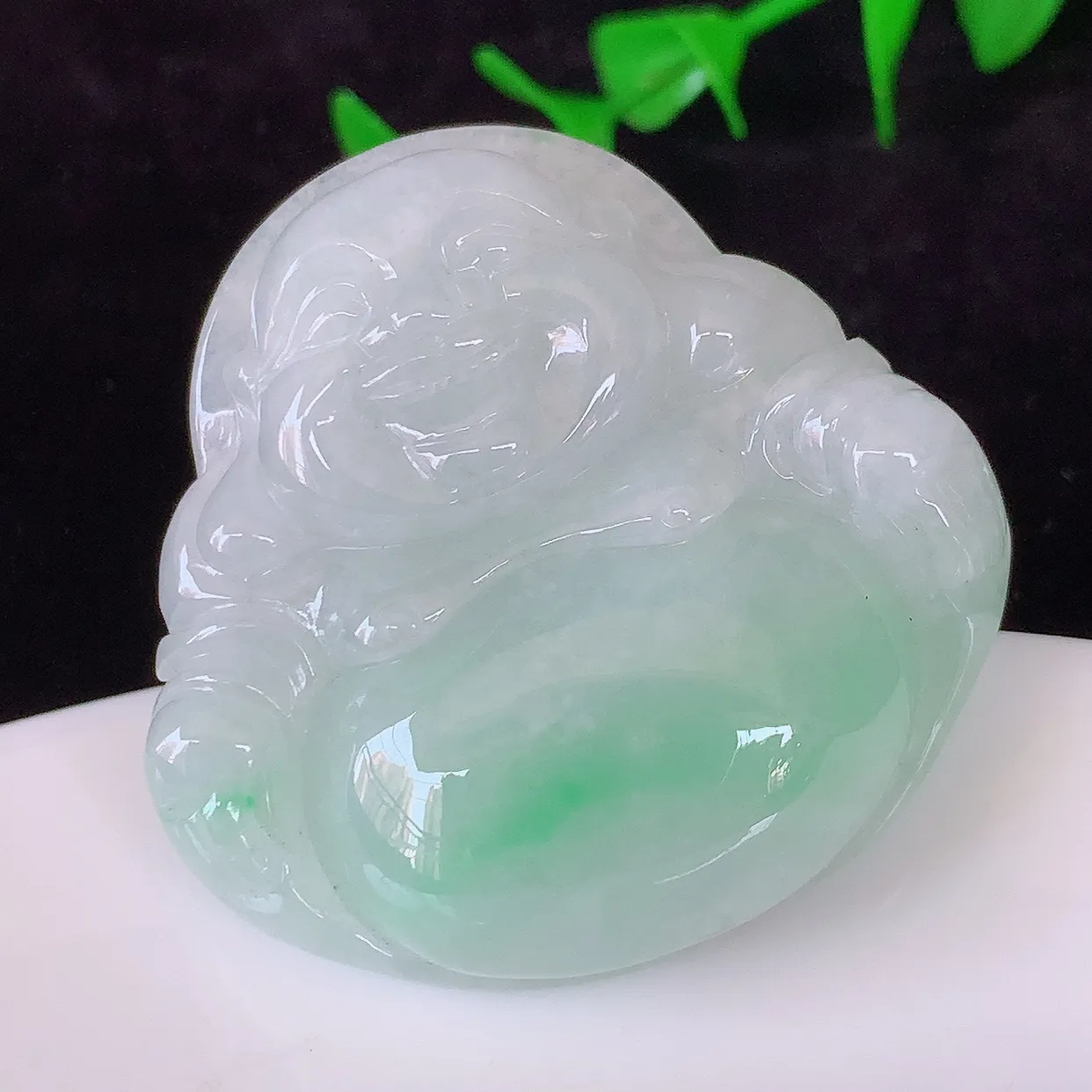 自然光实拍，大件饱满冰胶飘花佛公吊坠，翡翠笑佛，饱满，开脸喜庆，配戴优雅迷人！#57.8