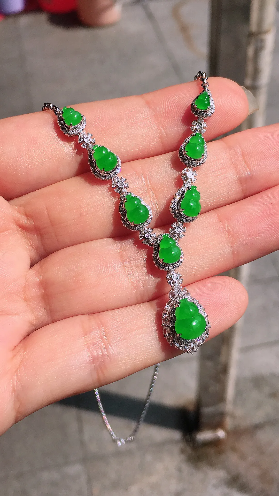 阳绿葫芦晚装项链，色泽均匀艳丽，玉质细腻，荧光感超
强，饱满圆润，气质满满。18k
金豪华镶嵌