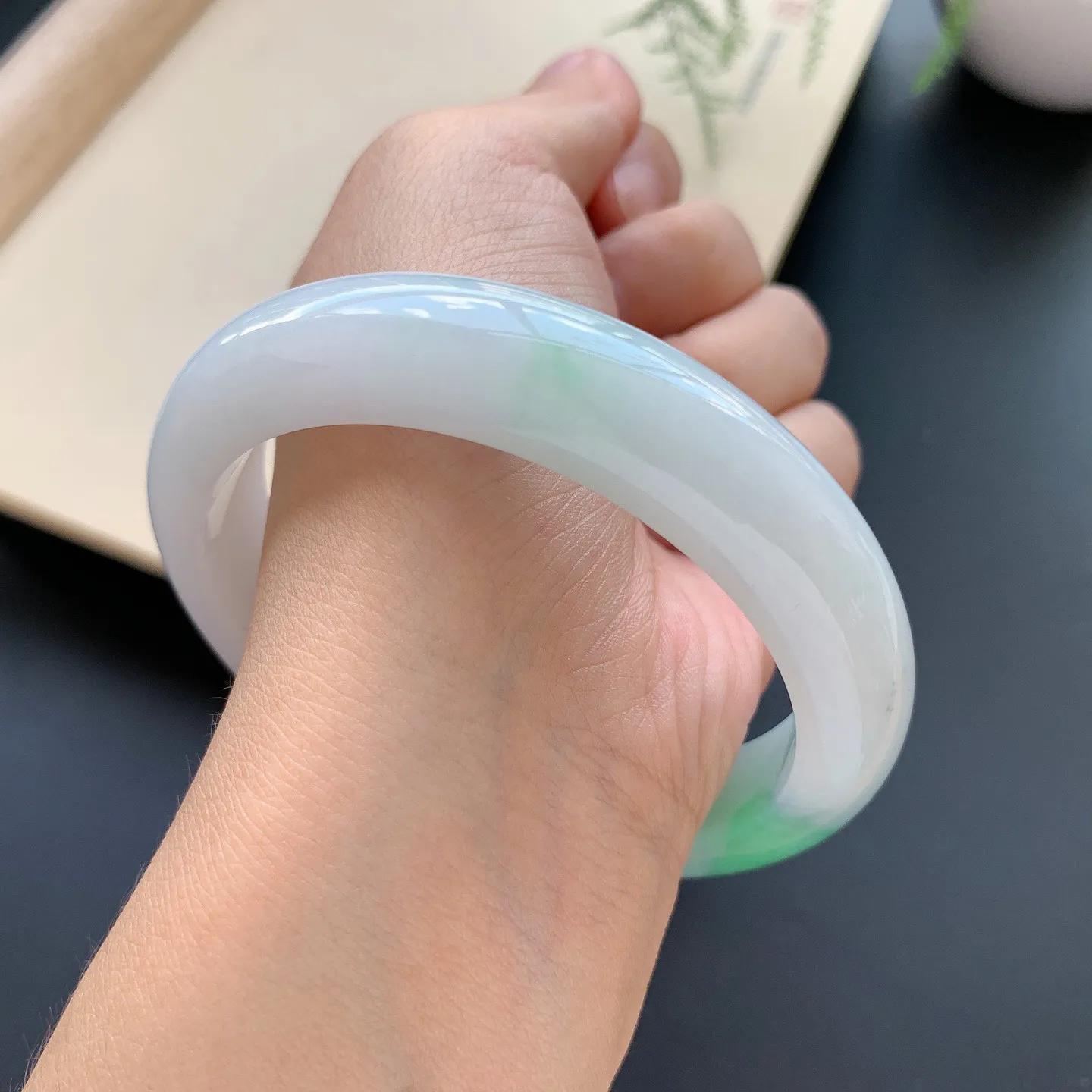 飘绿正圈手镯 尺寸：60-12.8-8.8，无纹裂，细腻光滑，色泽靓丽，
