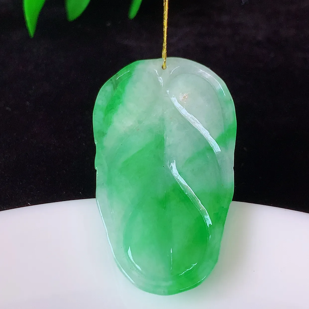 自然光实拍，冰润飘阳绿叶子翡翠吊坠 ，种水足，色泽清新，工艺精湛，叶子寓意美好；金枝玉叶，事业有成。#35.8尺寸36.5*21-5