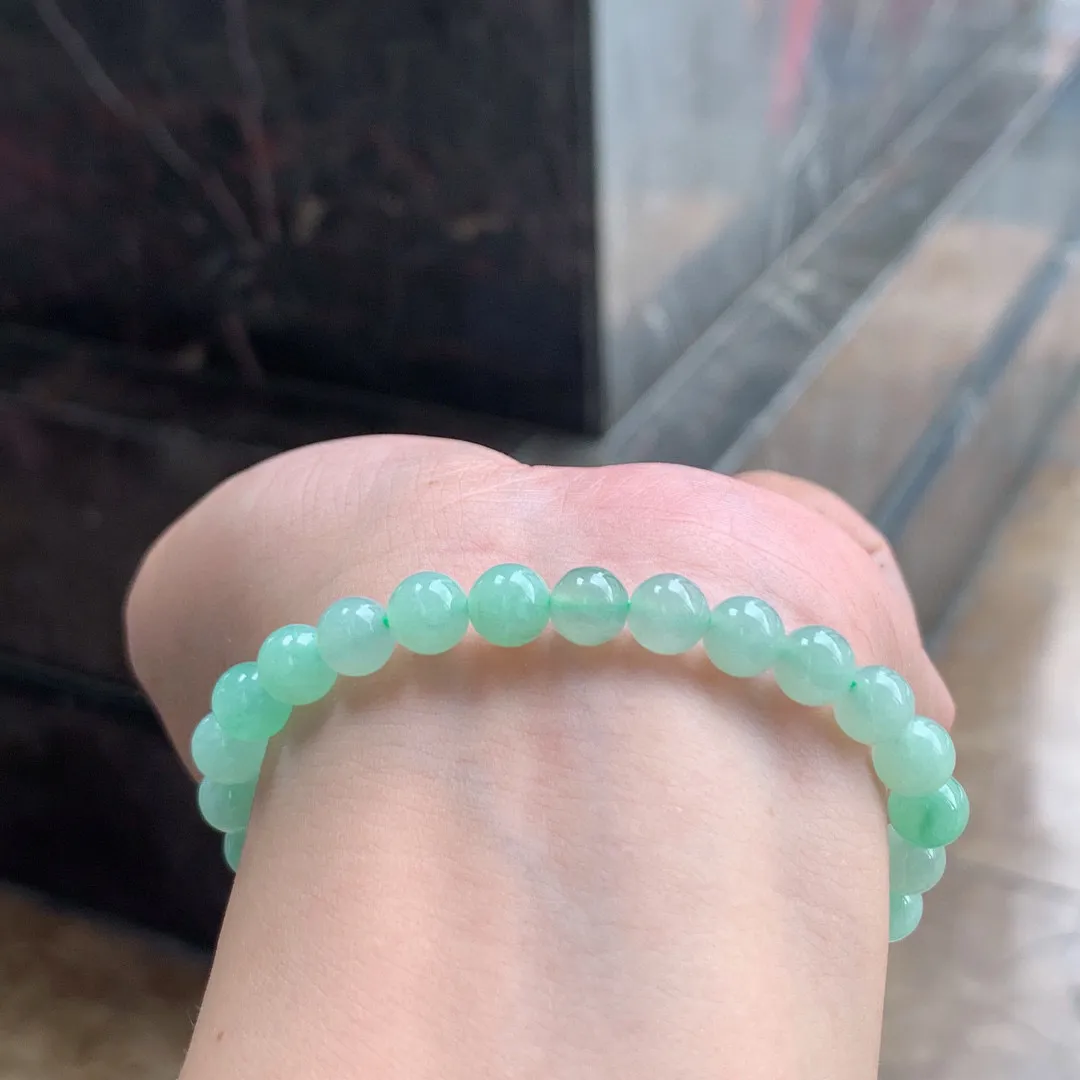 晴绿色翡翠手串

尺寸7