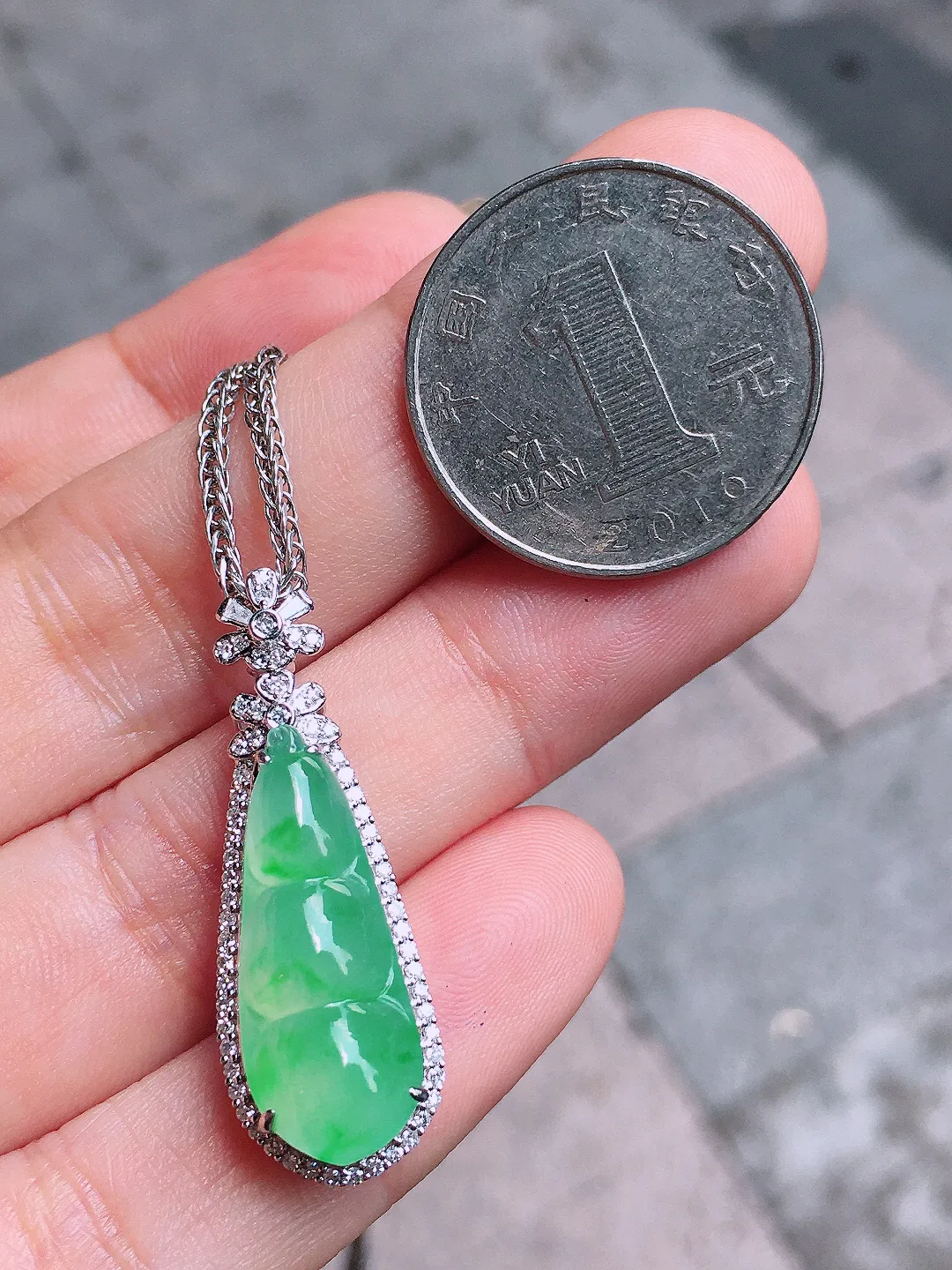 阳绿福豆吊坠，色泽均匀艳丽，玉质细腻，荧光感超
强，饱满圆润，气质满满。18k
金豪华镶嵌