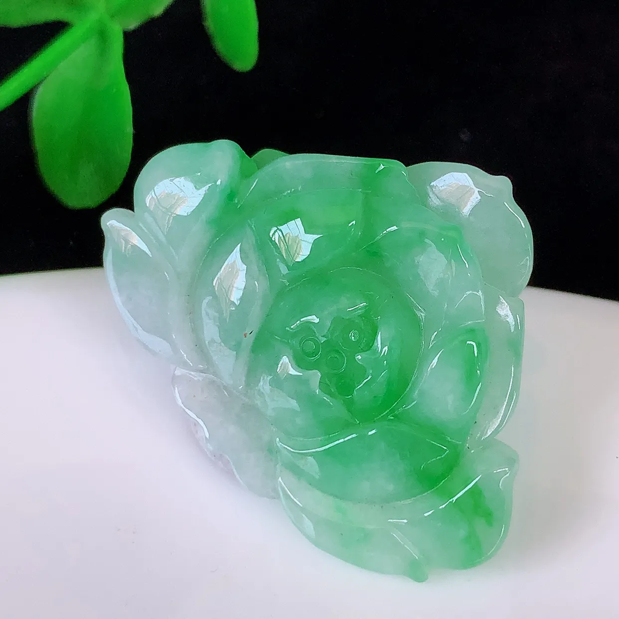 自然光实拍，冰润飘绿花开富贵荷花翡翠玉坠，财源广进，自然隐逸、荷本是素不着尘之物，有和美之寓意。#0