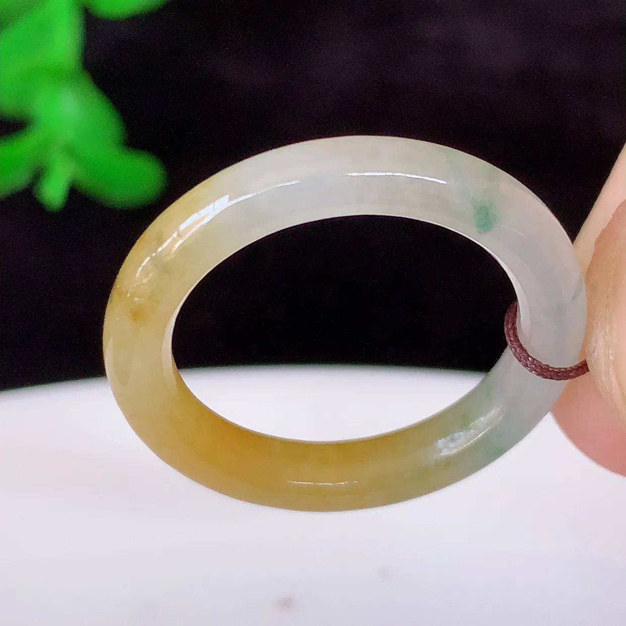 自然光实拍，17mm内径黄加绿三彩翡翠指环，玉戒指，玉质莹润，好精美好冰润的指环，14圈口，上手纤巧！#1.8