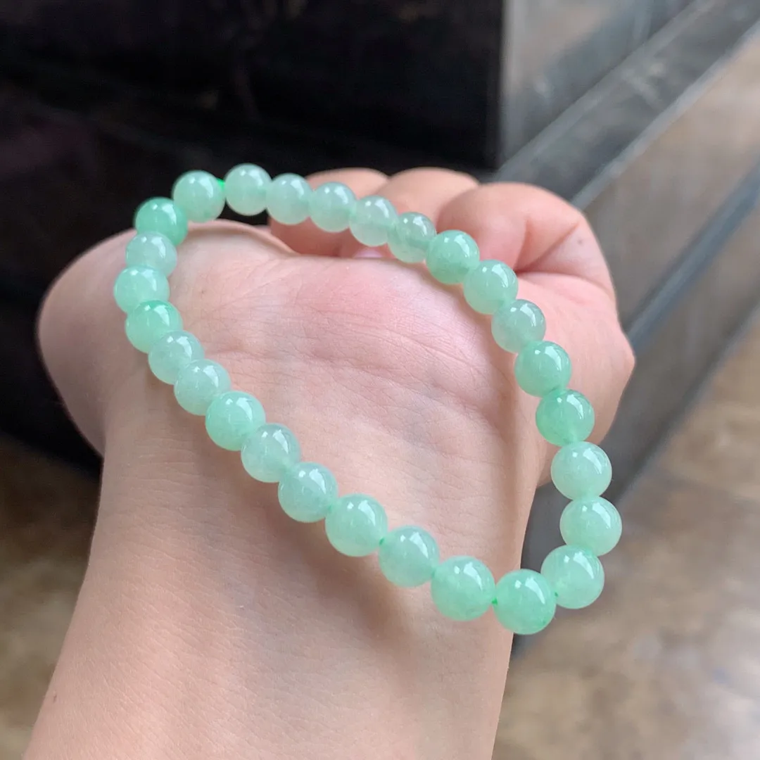 晴绿色翡翠手串

尺寸7