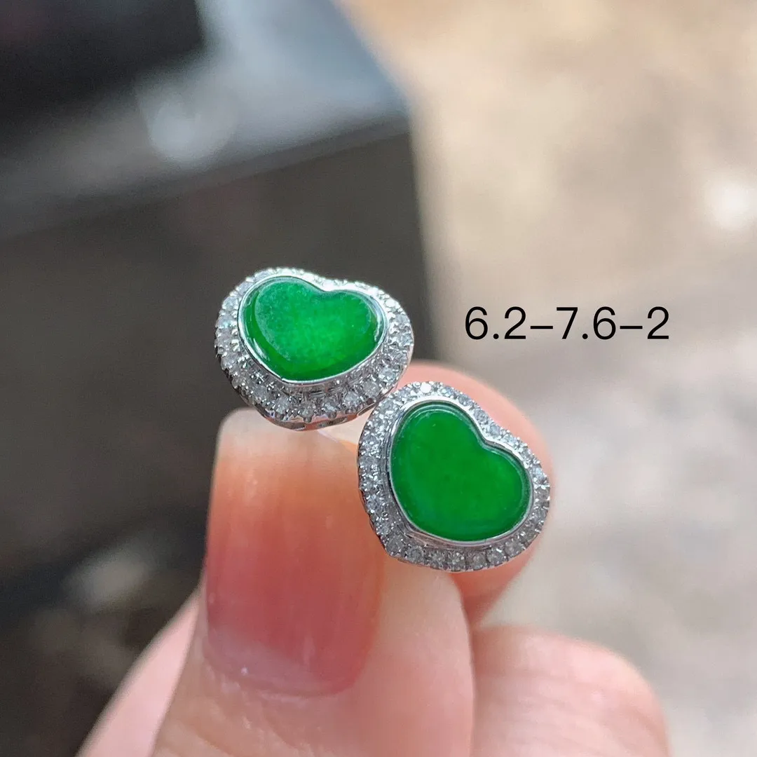 18k金镶钻·满绿爱心耳钉