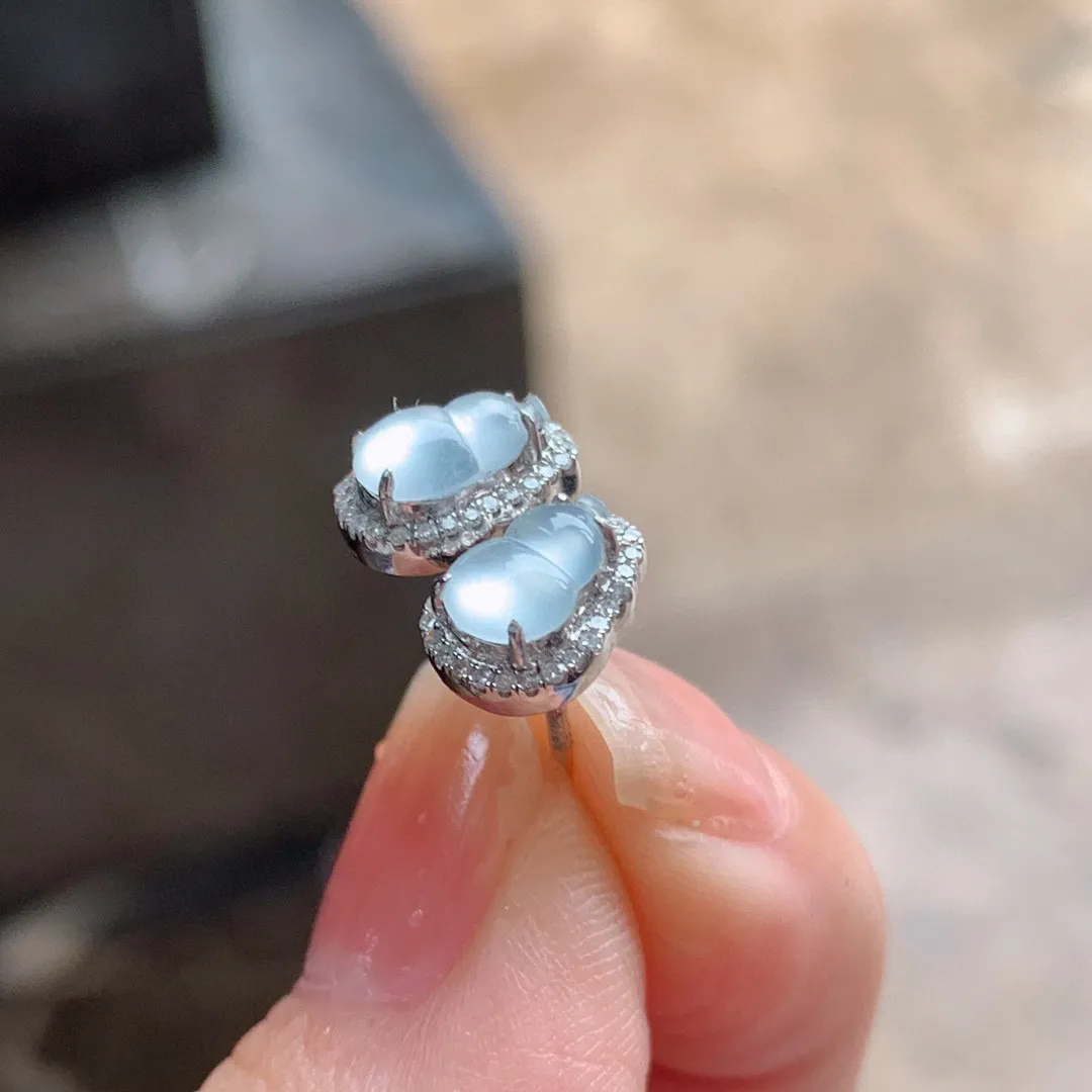 18k金镶钻·冰种荧光茅台白葫芦耳钉