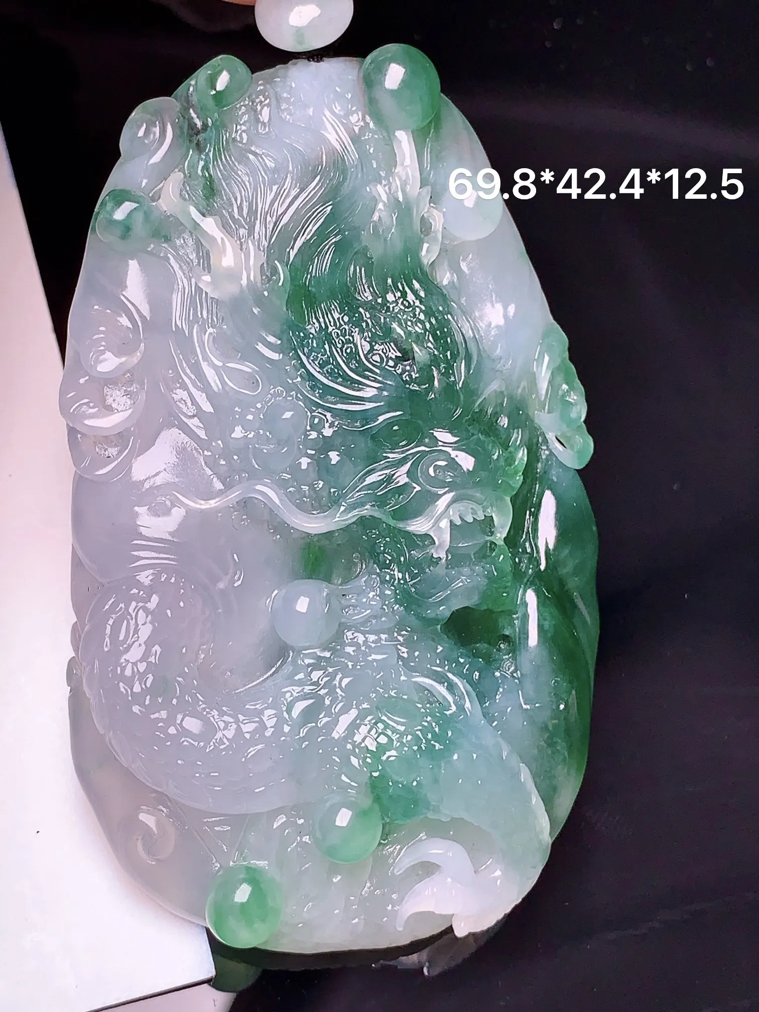 飘绿龙牌吊坠 玉质细腻 水润亮眼 整体尺寸69.8*42.4*12.5