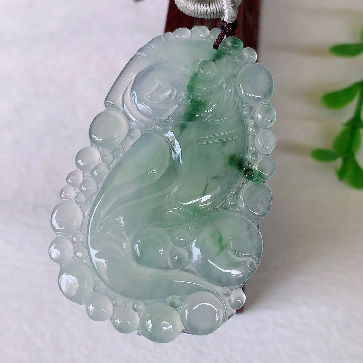 自然光实拍，冰种飘花龙腾盛世、龙牌翡翠吊坠，种水好，雕工立体精致，佩戴霸气时尚！#018