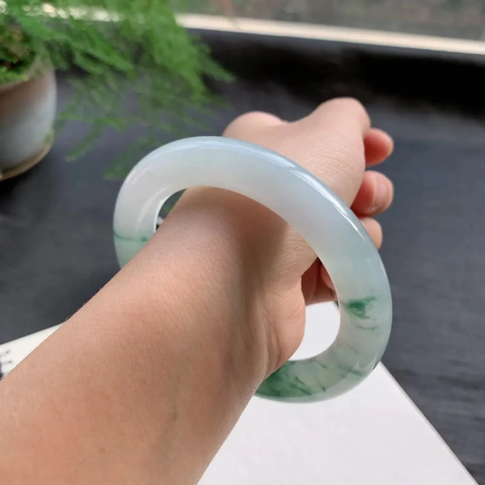56-57圈口可戴，冰润飘花圆条手镯，尺寸：56/11.6/11.4。细腻水润，花色飘逸灵动，细棉纹，瑕不掩瑜
