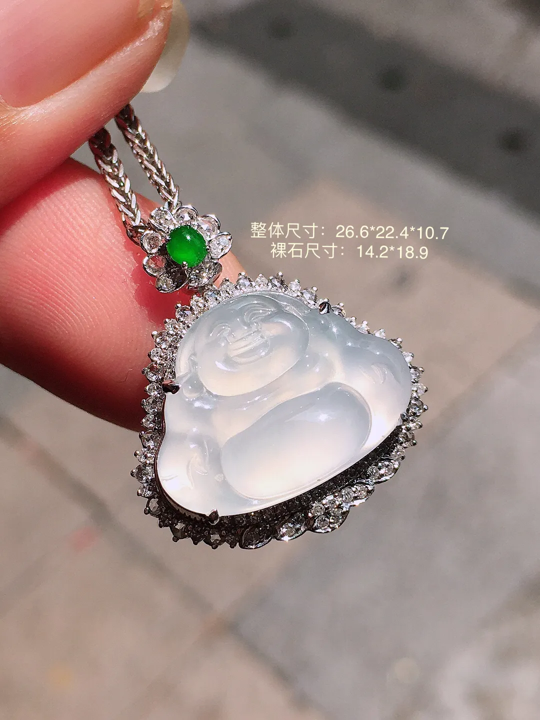 冰种佛公吊坠，玉质细腻，荧光感超
强，饱满圆润，气质满满。18k
金豪华镶嵌