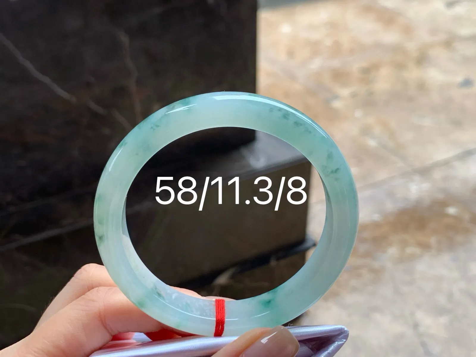 飘花手镯
水润清爽 58/11.3/8mm