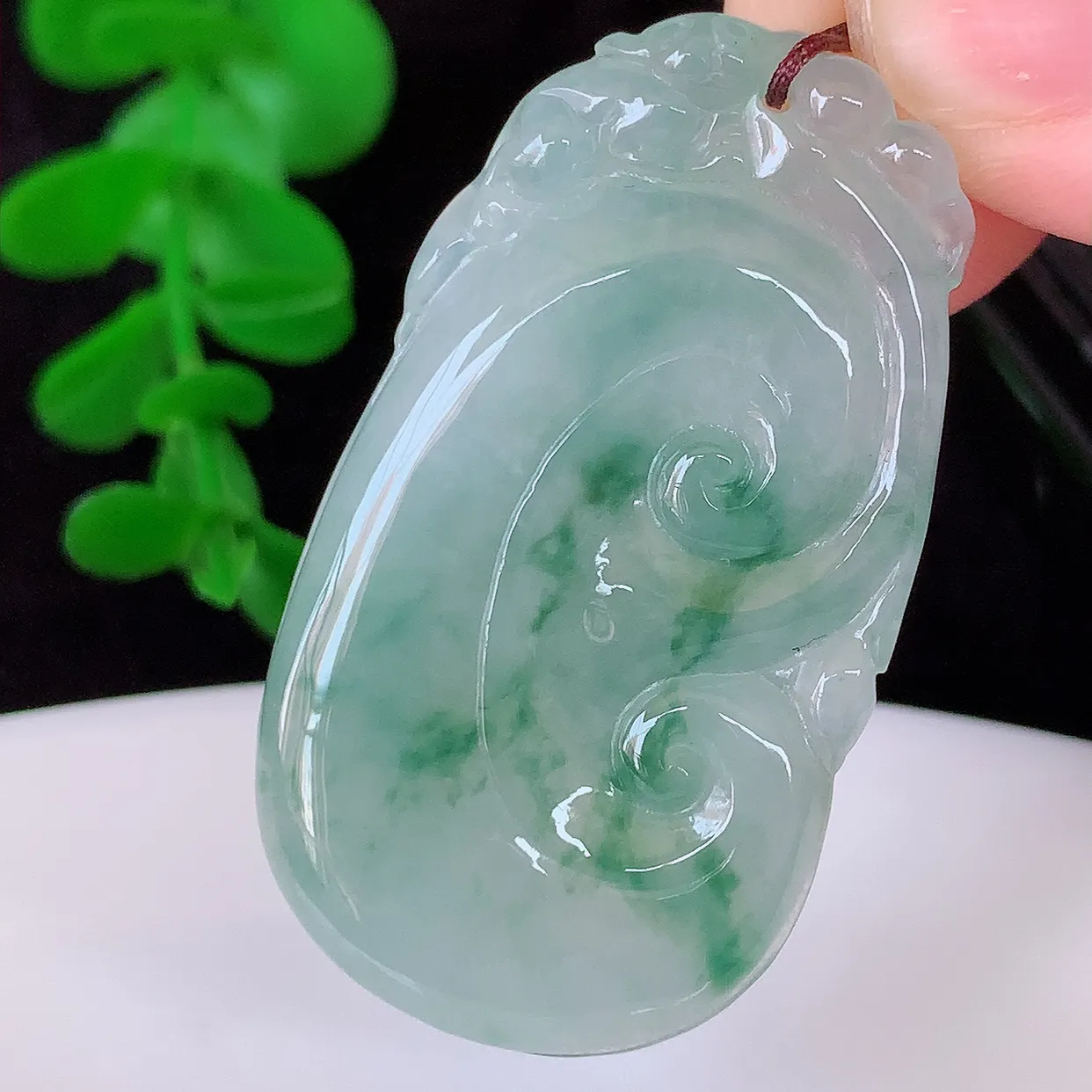 自然光实拍，冰飘花翡翠如意吊坠，冰透，翠色灵动，饱满，万事如意，如意一生，配戴精美！#57.8