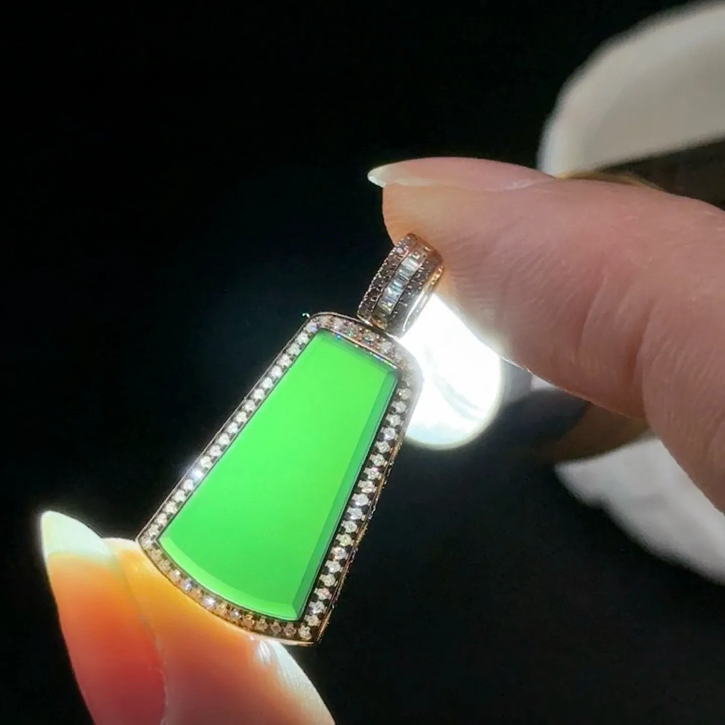 精品18k墨翠无事牌 种好色正 黑度极好 打灯通透 油性十足 尺寸26.8