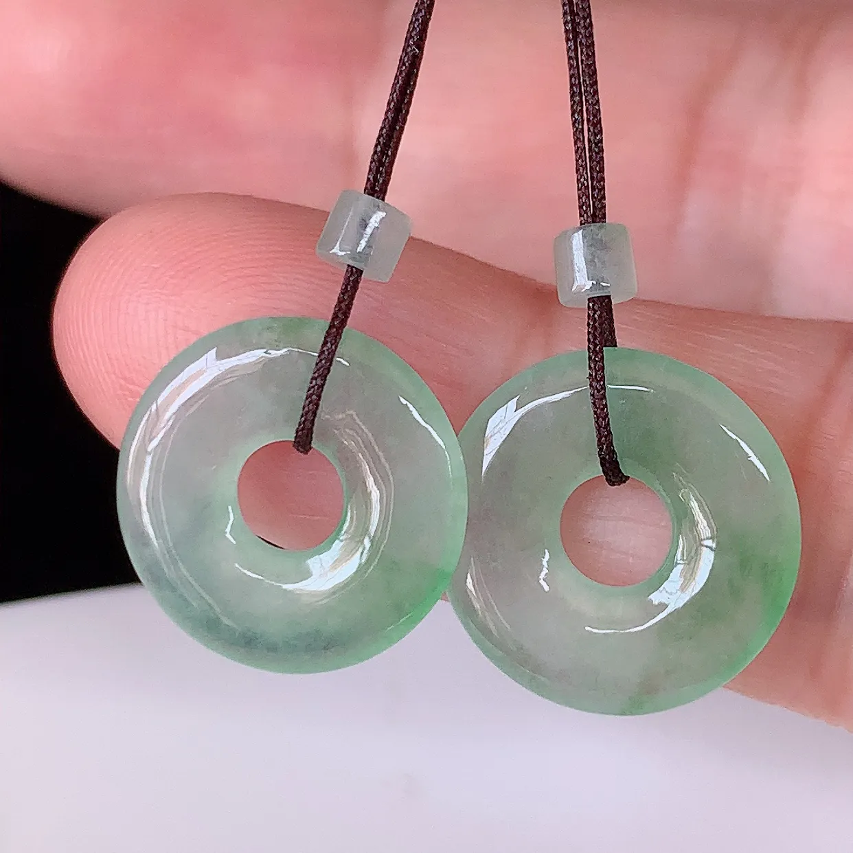 自然光实拍，冰种飘绿一对平安扣翡翠，翠色灵动，玉质细腻，颜色漂亮，品相佳，佩戴佳品！配银线 #57.8